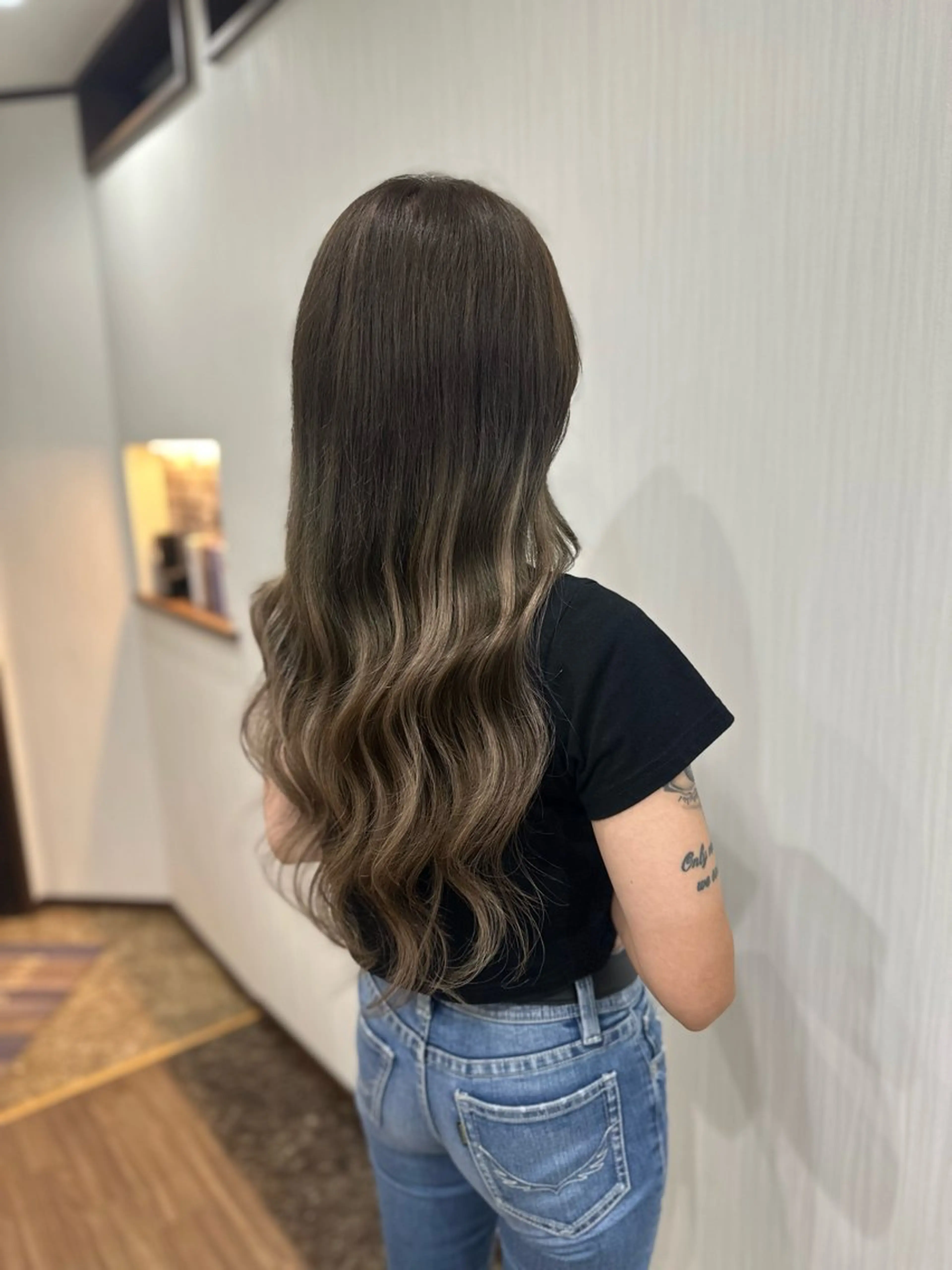 ロング TOMOMI /フロレゾンのヘアスタイル