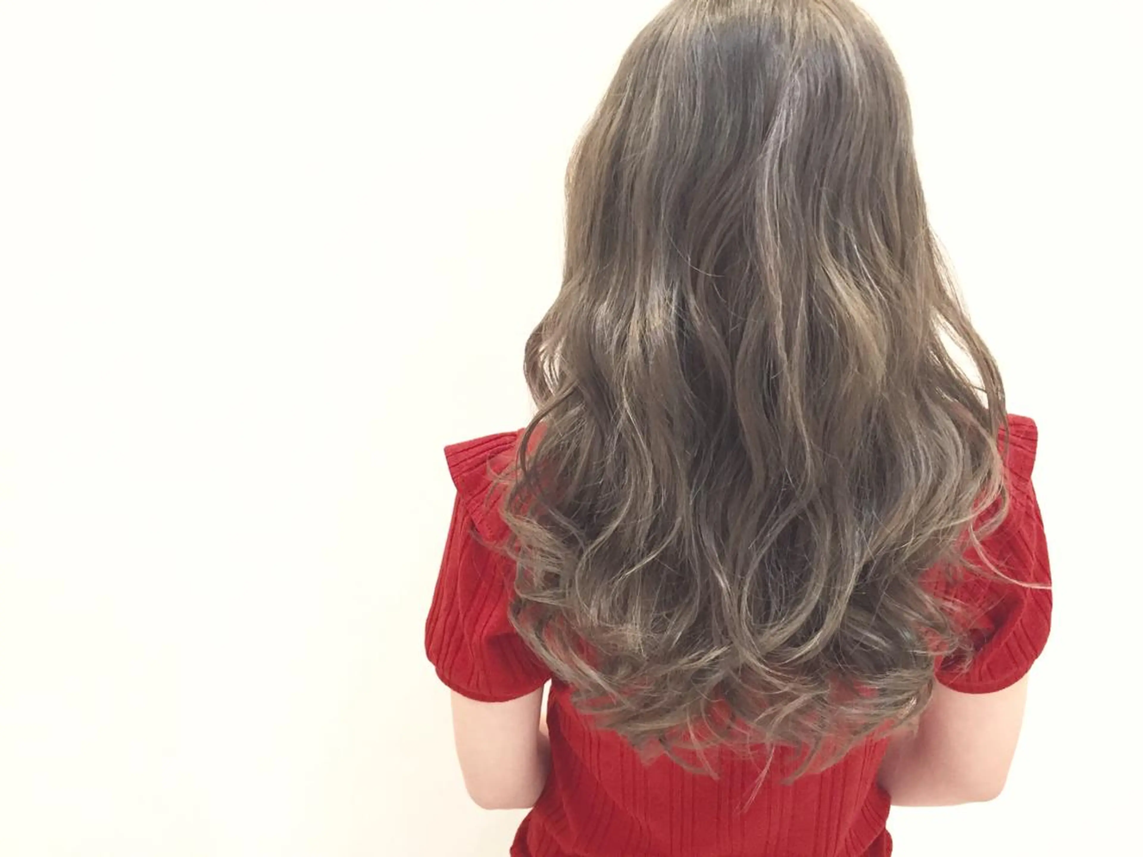 ロング カラー アッシュ ベージュカラー 外国人風カラー ロング ハイトーン×髪質改善 KENTAのヘアスタイル