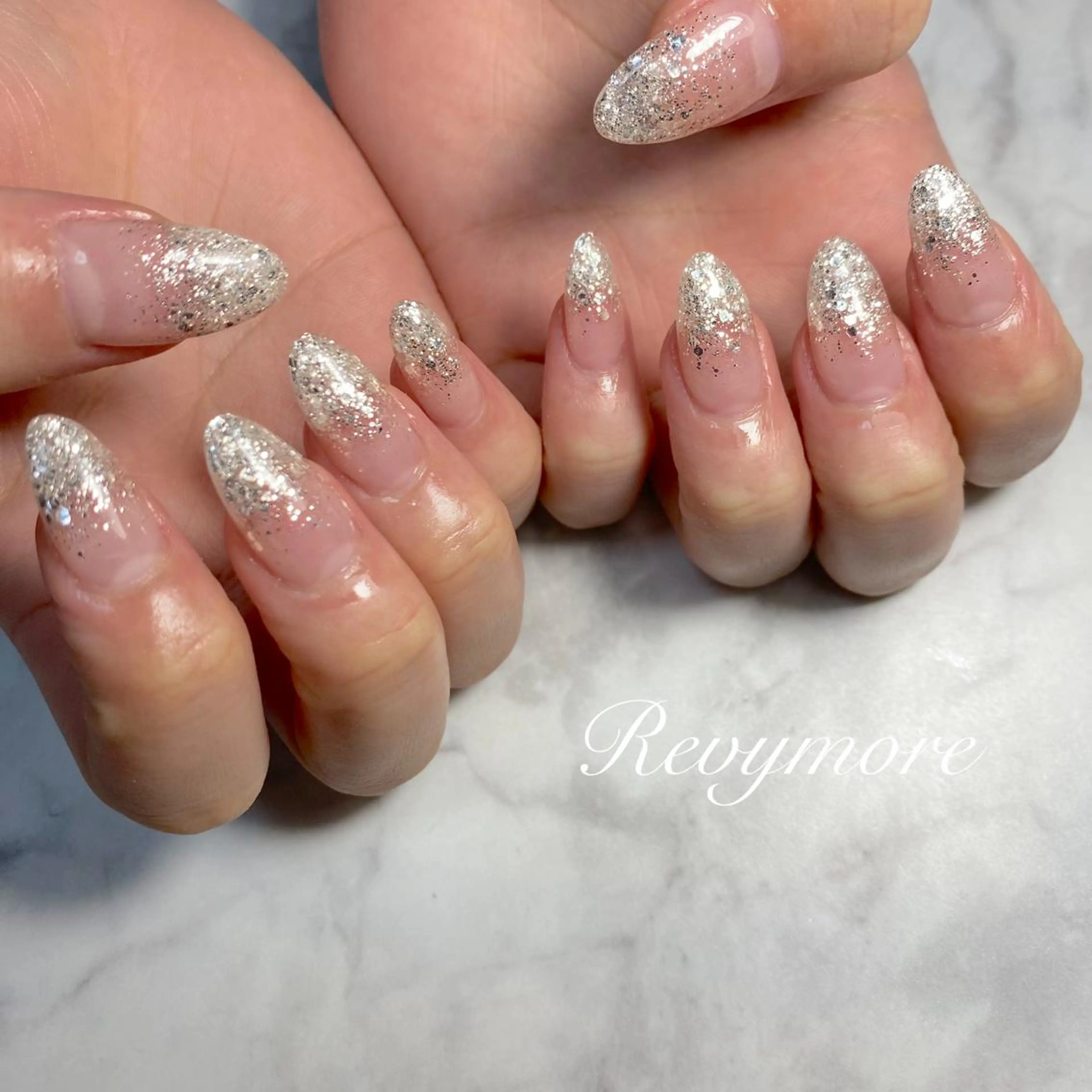 ミディアム ネイル 韓国風ヘア ジェルネイル キラキラネイル 韓国ネイル ラメ(グリッター) nail salon Revymoreのネイルデザイン