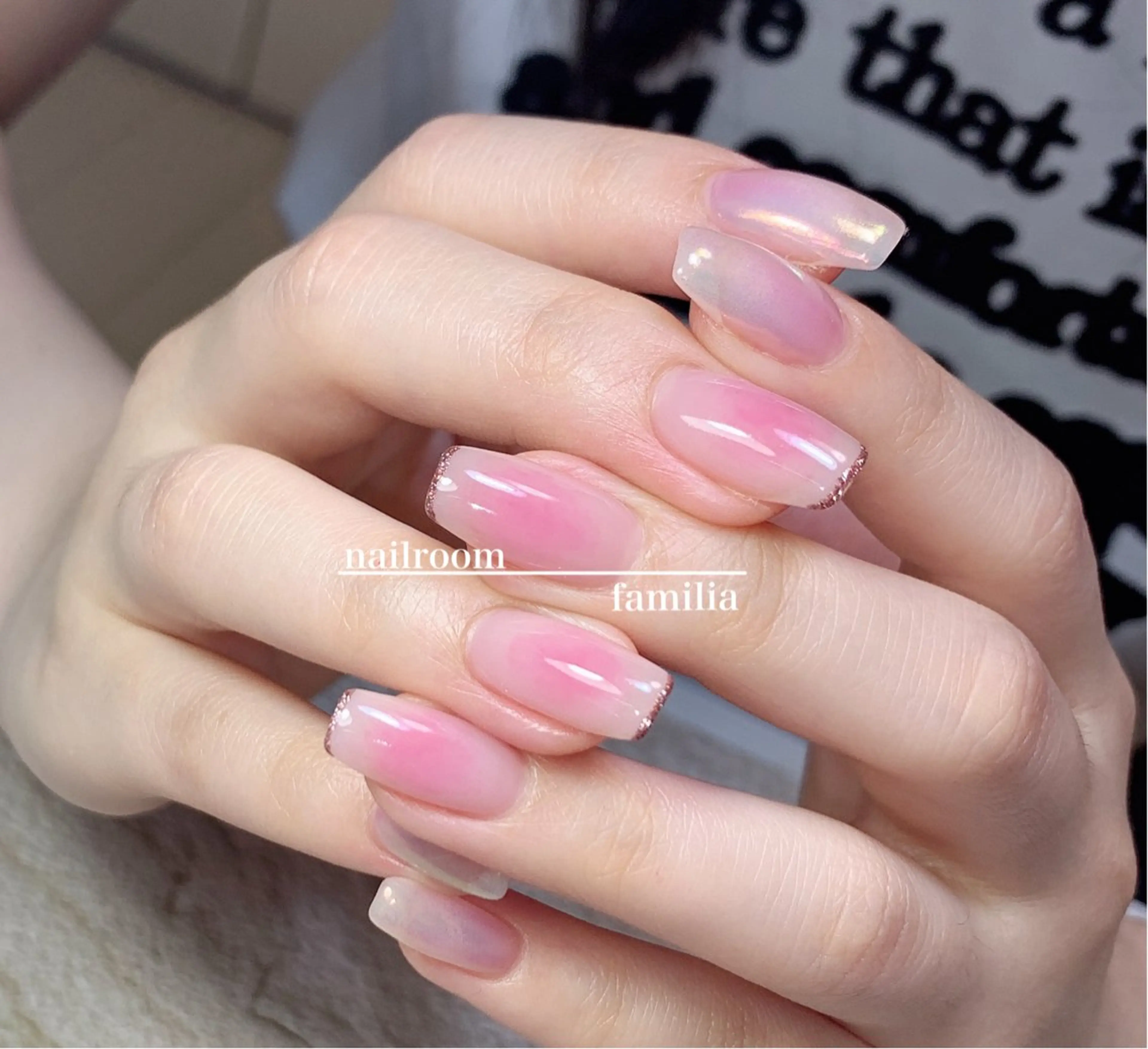 ネイル オーロラネイル チークネイル ハンドネイル -nailroom- familiaのネイルデザイン