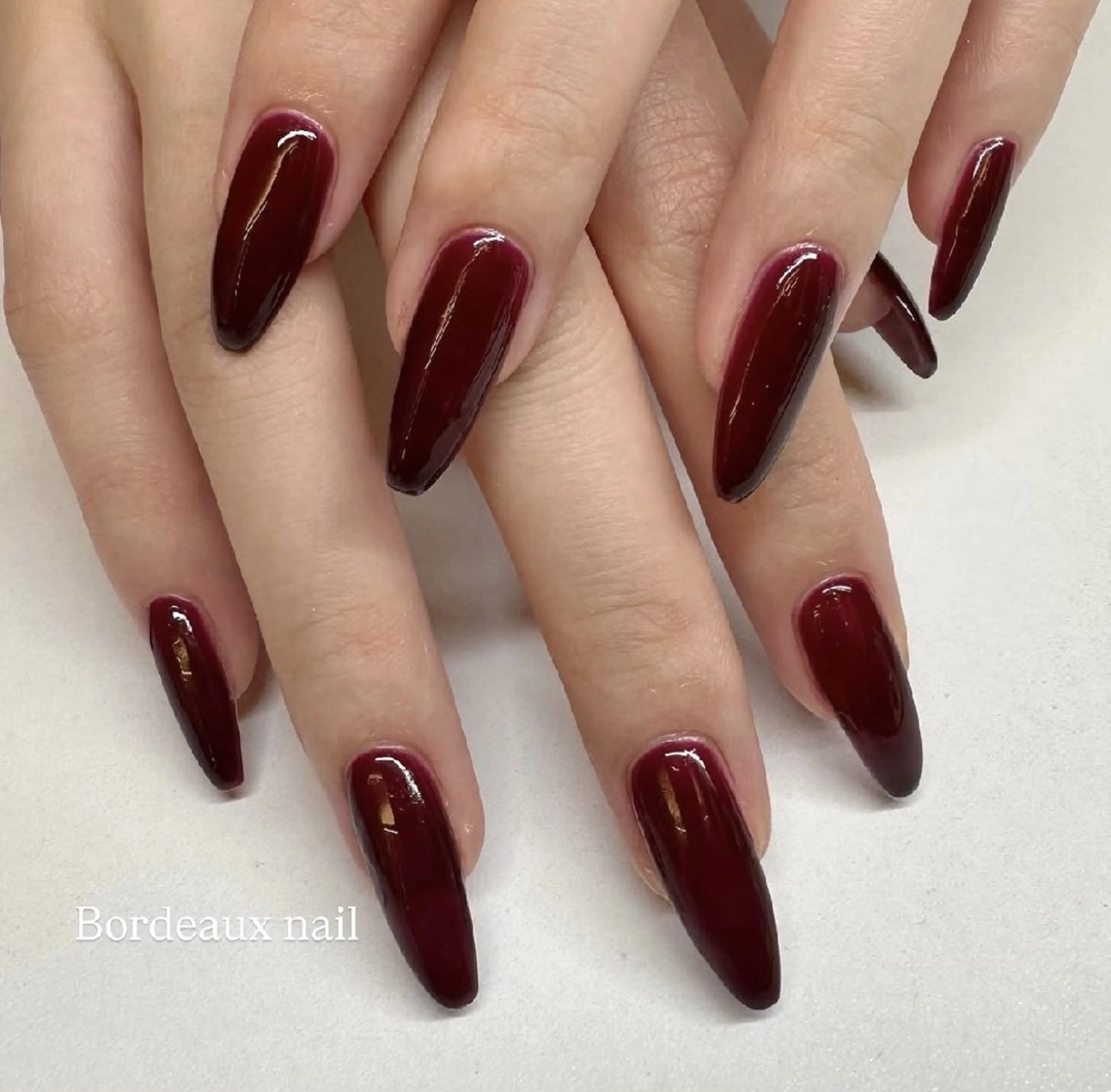 ネイル フラッシュネイル ロングネイル オフィスネイル ワンカラーネイル 赤色 ハンドネイル Moana Ayumiのネイルデザイン