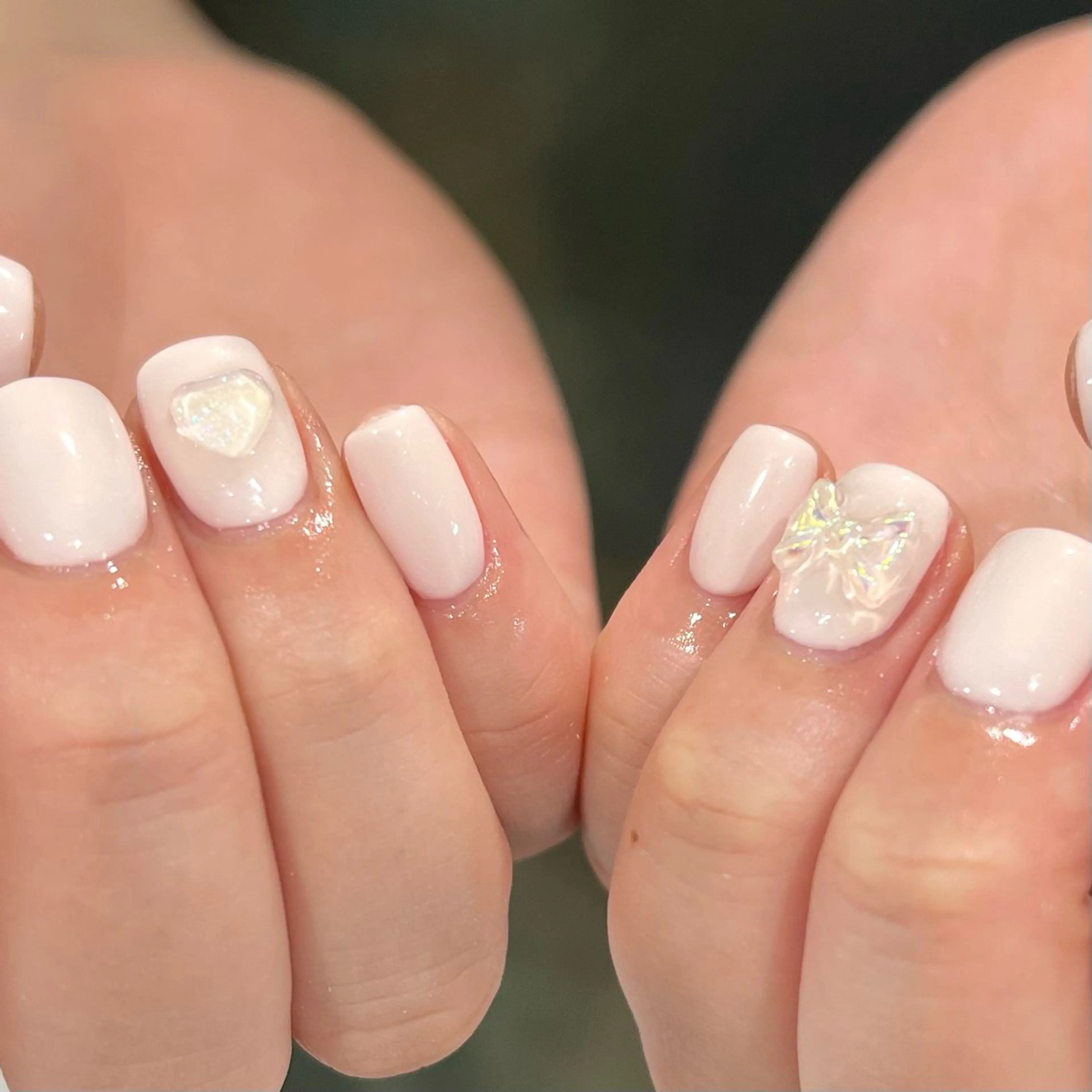 ネイル オーロラネイル クリアネイル ハート ワンカラーネイル リボン ハンドネイル 🎀チーク/ちゅるん 🫧chisa🎀のネイルデザイン