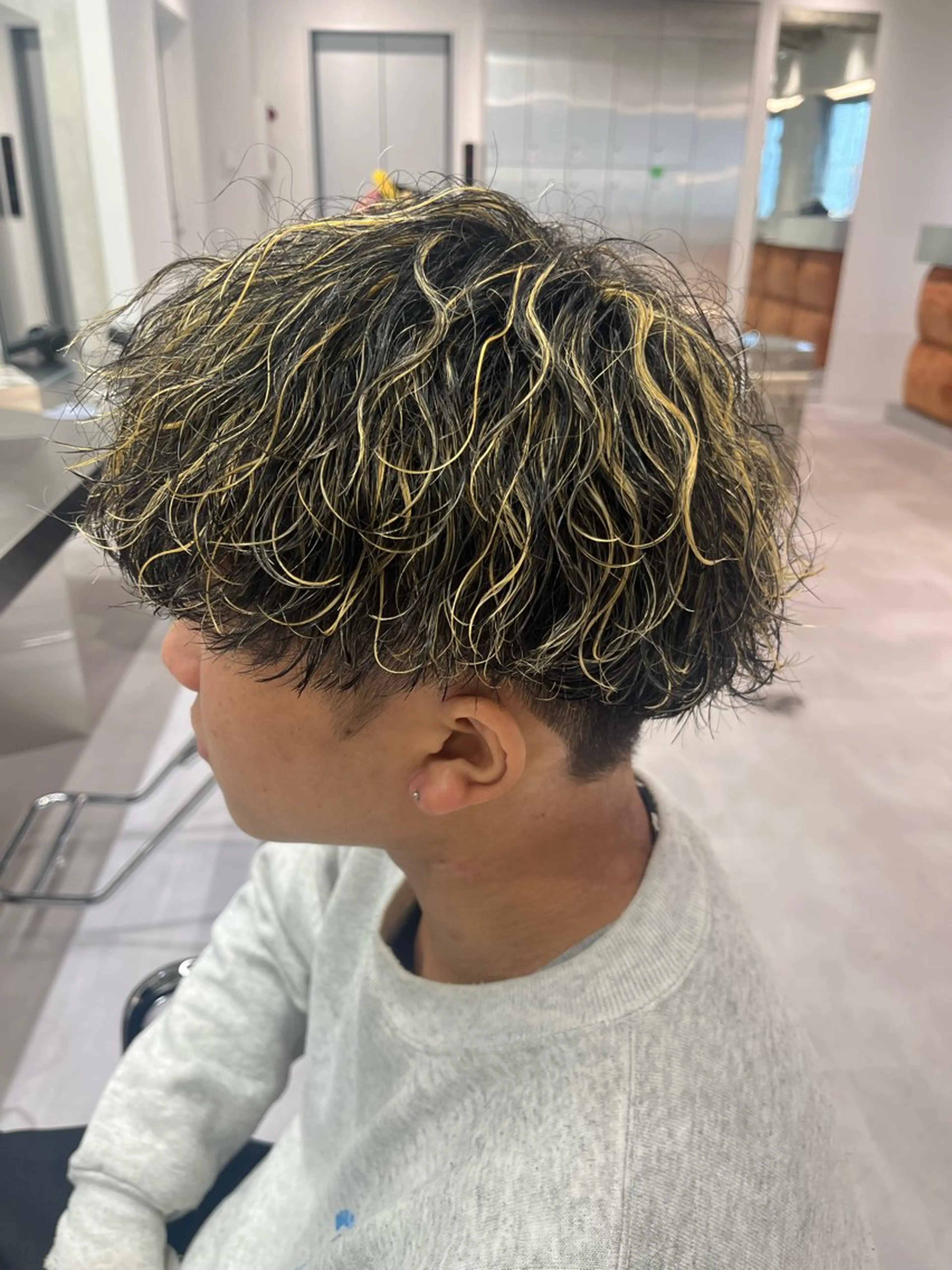 ショート カラー パーマ メンズ ⚡メンズパーマフ ェードカットTomyのヘアスタイル