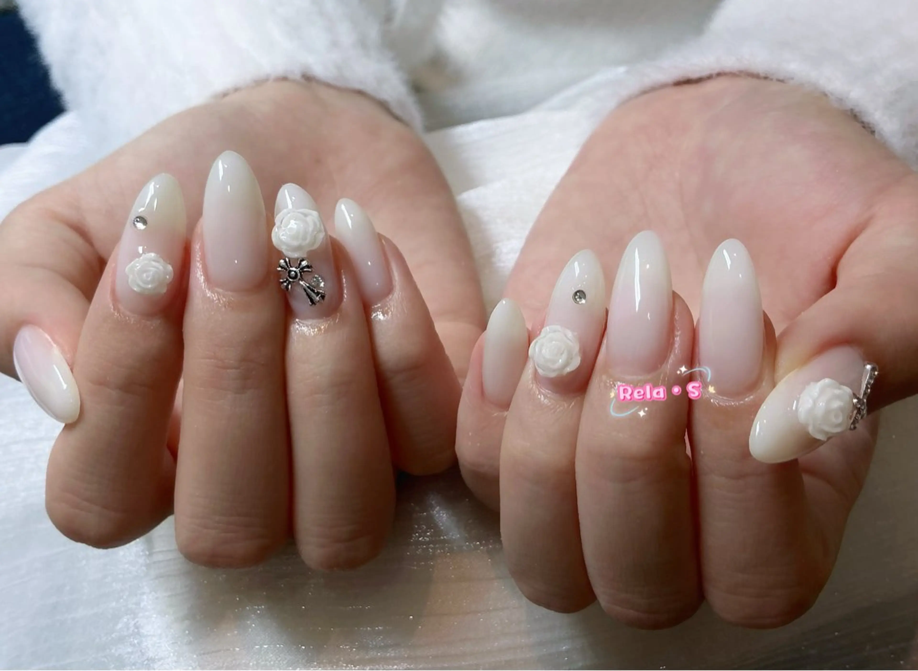 ネイル オーロラネイル 長さ出し フレンチネイル ジェルネイル ガラスフレンチ ハンドネイル Rela・S NAILのネイルデザイン