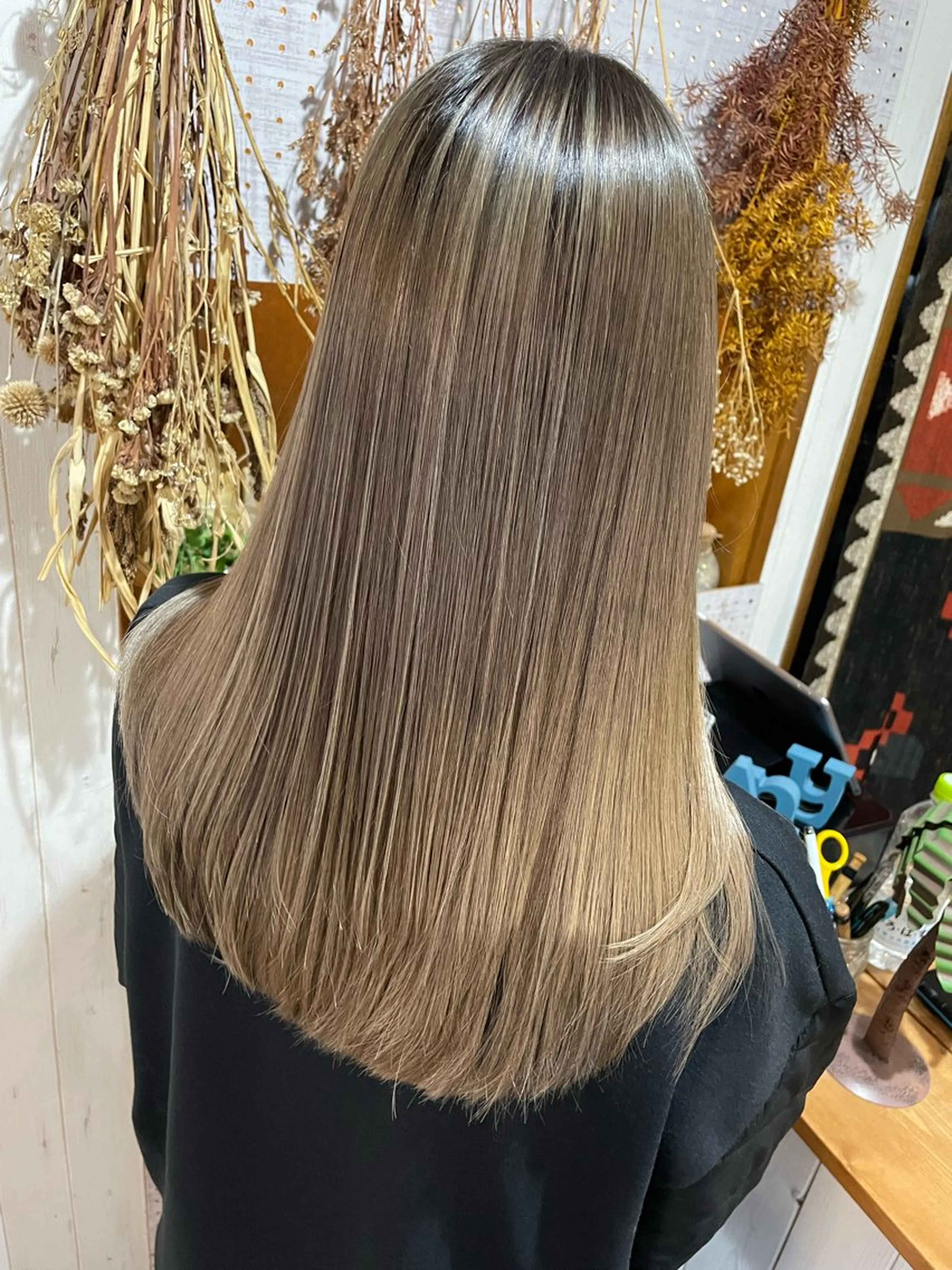 ロング カラー ベージュカラー ブリーチ ケアブリーチ ミルクティーベージュ トリートメント 西川 敏夫のヘアスタイル