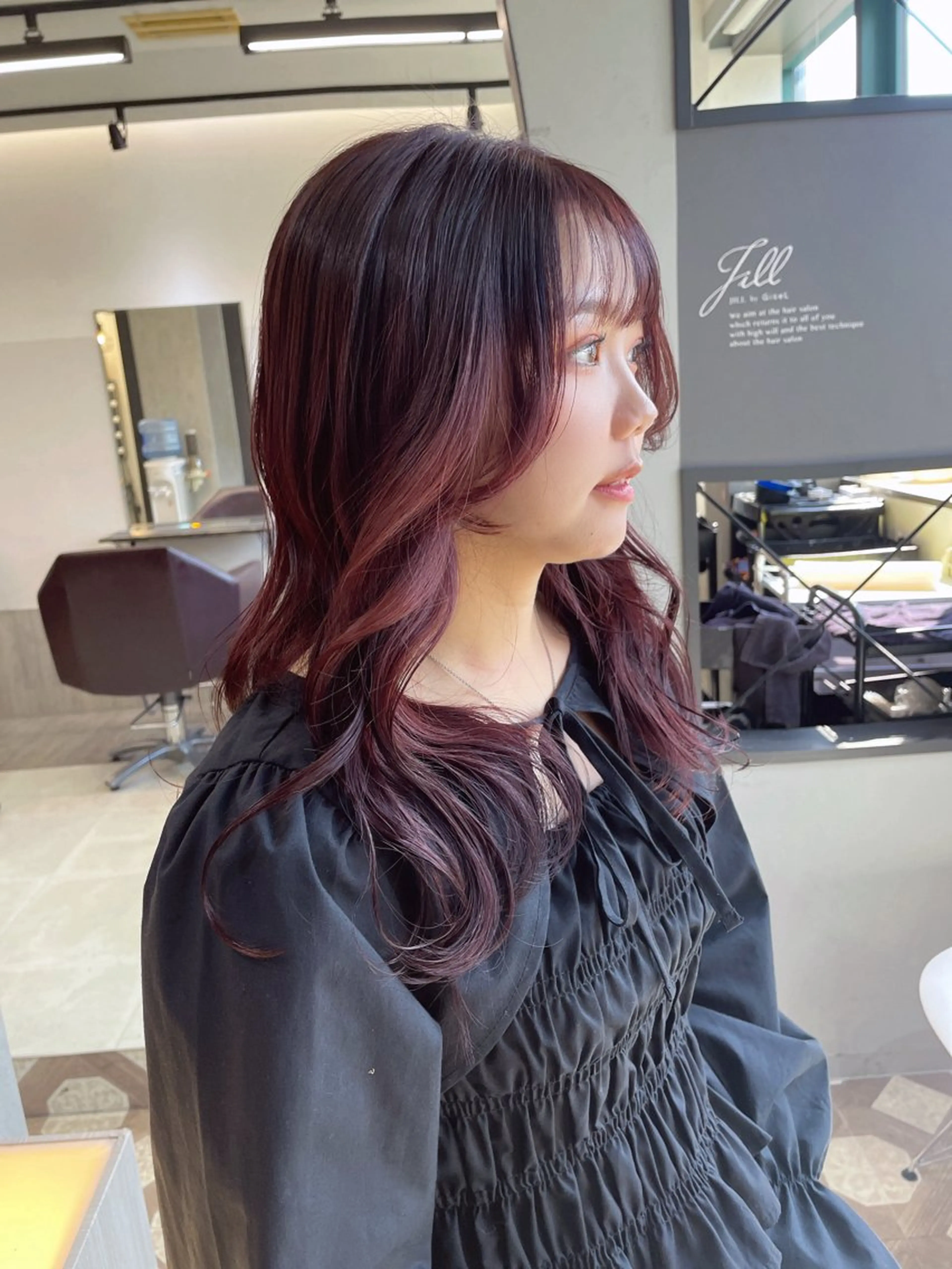 セミロング カラー カシス レッドカラー AIRI layer cut hairのヘアスタイル