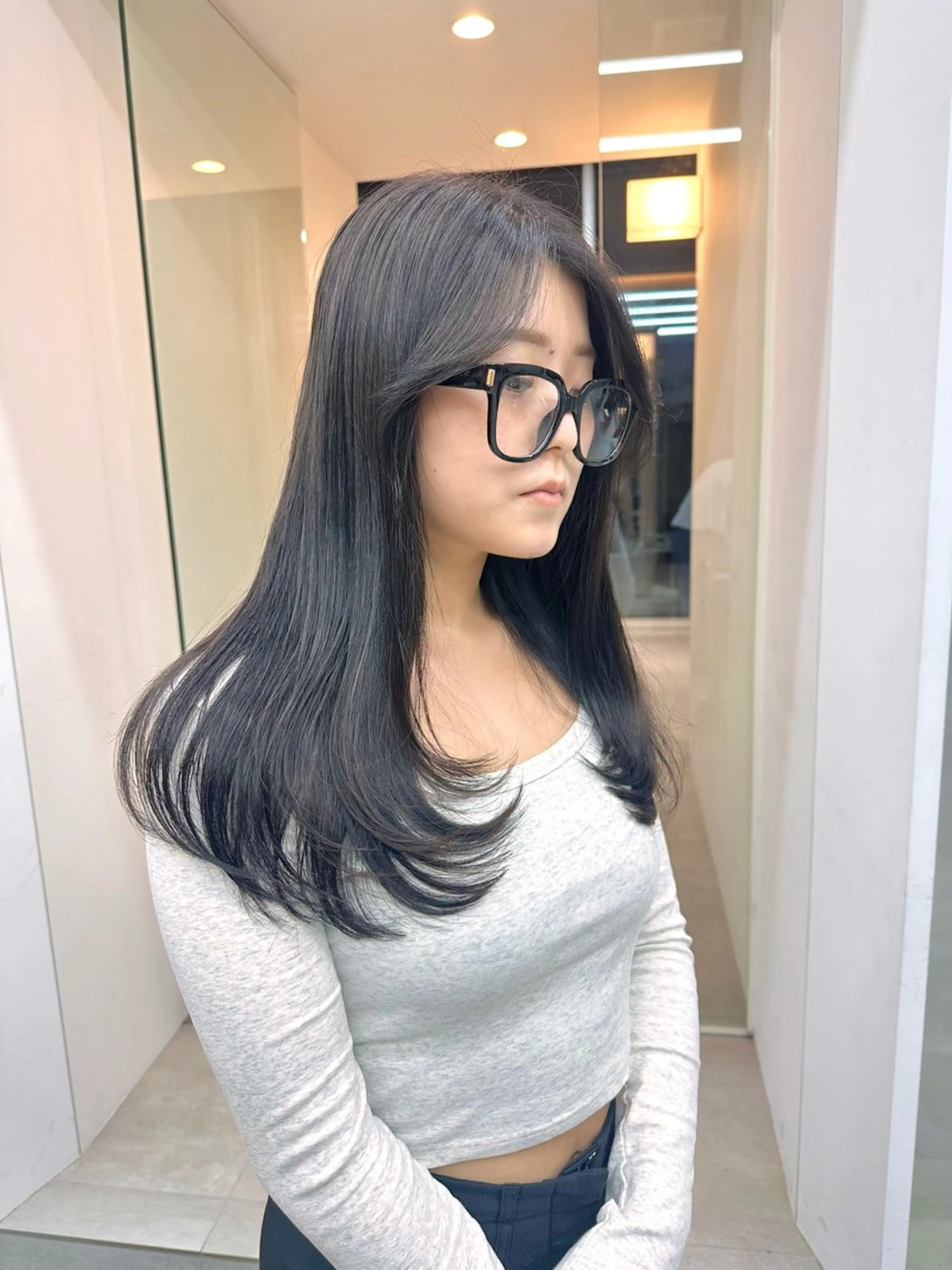 ロング カラー ダークグレー レイヤーカット 染谷 遥花のヘアスタイル