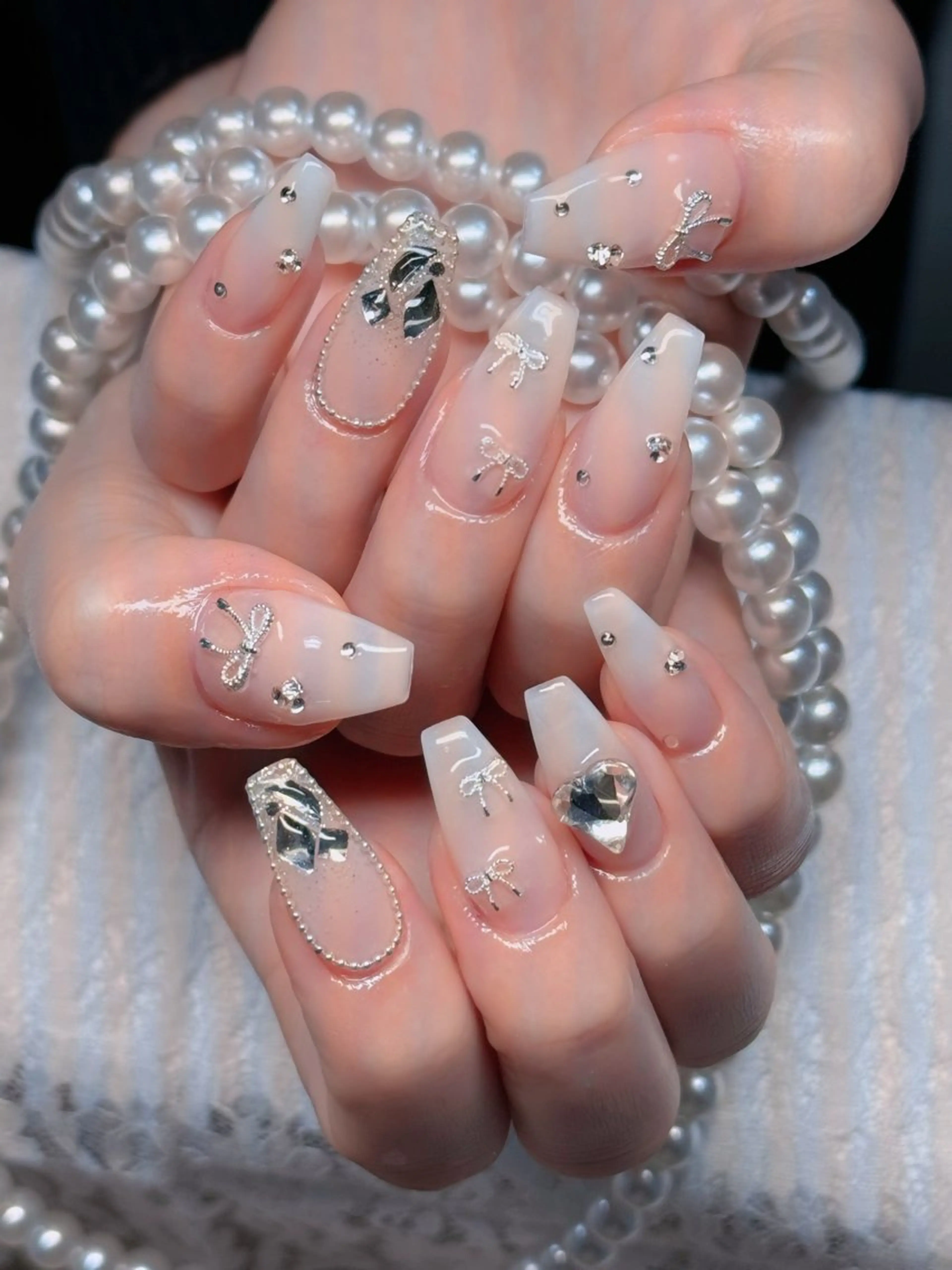 ネイル オーロラネイル フレンチネイル ジェルネイル ハロウィン キラキラネイル ハンドネイル H.baby Nail Salonのネイルデザイン