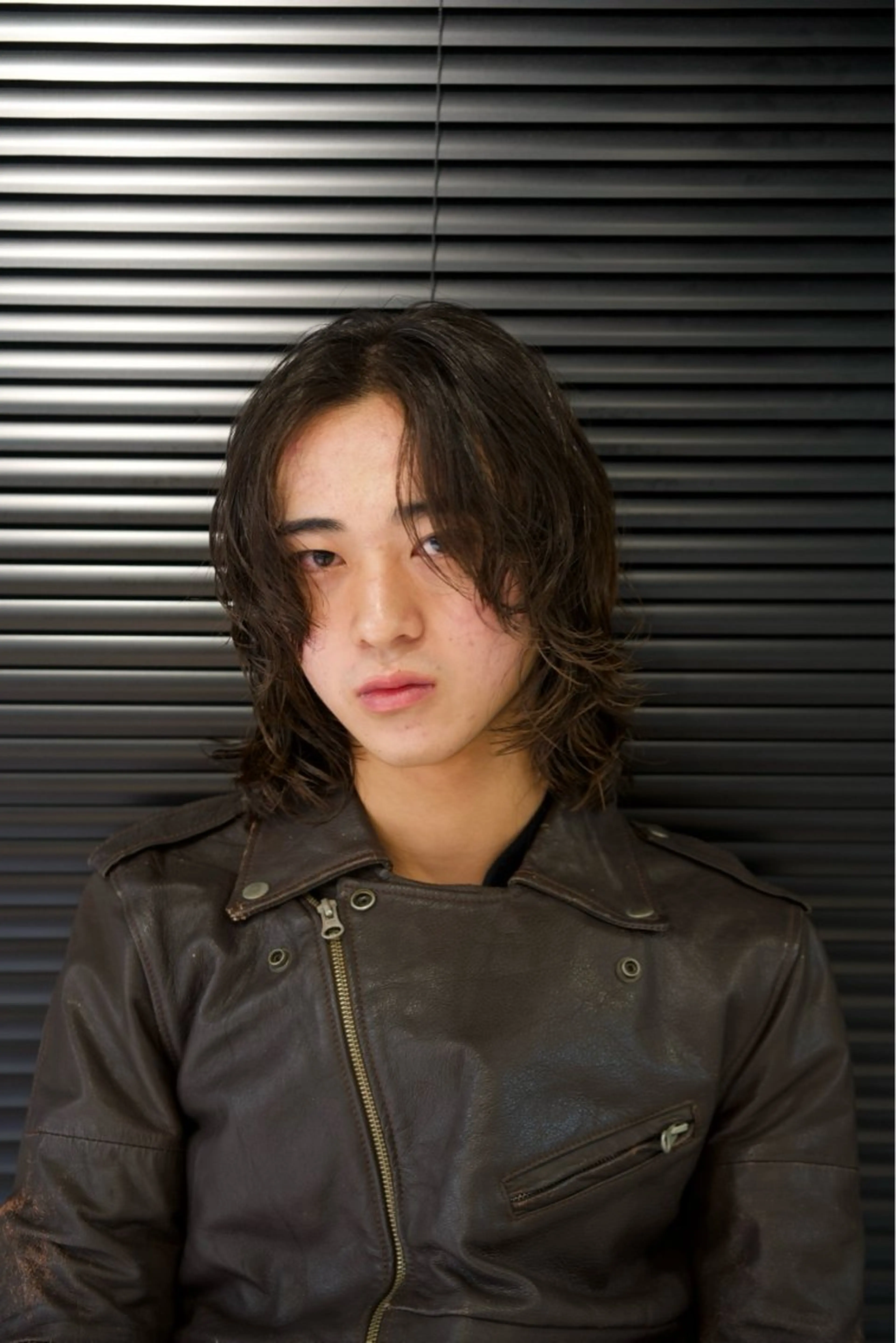 ミディアム パーマ メンズ ミディアムパーマ センターパート メンズパーマ 学生(メンズ向け) 学生 渋谷/メンズパーマ/ ブリーチ/冨島佑太のヘアスタイル