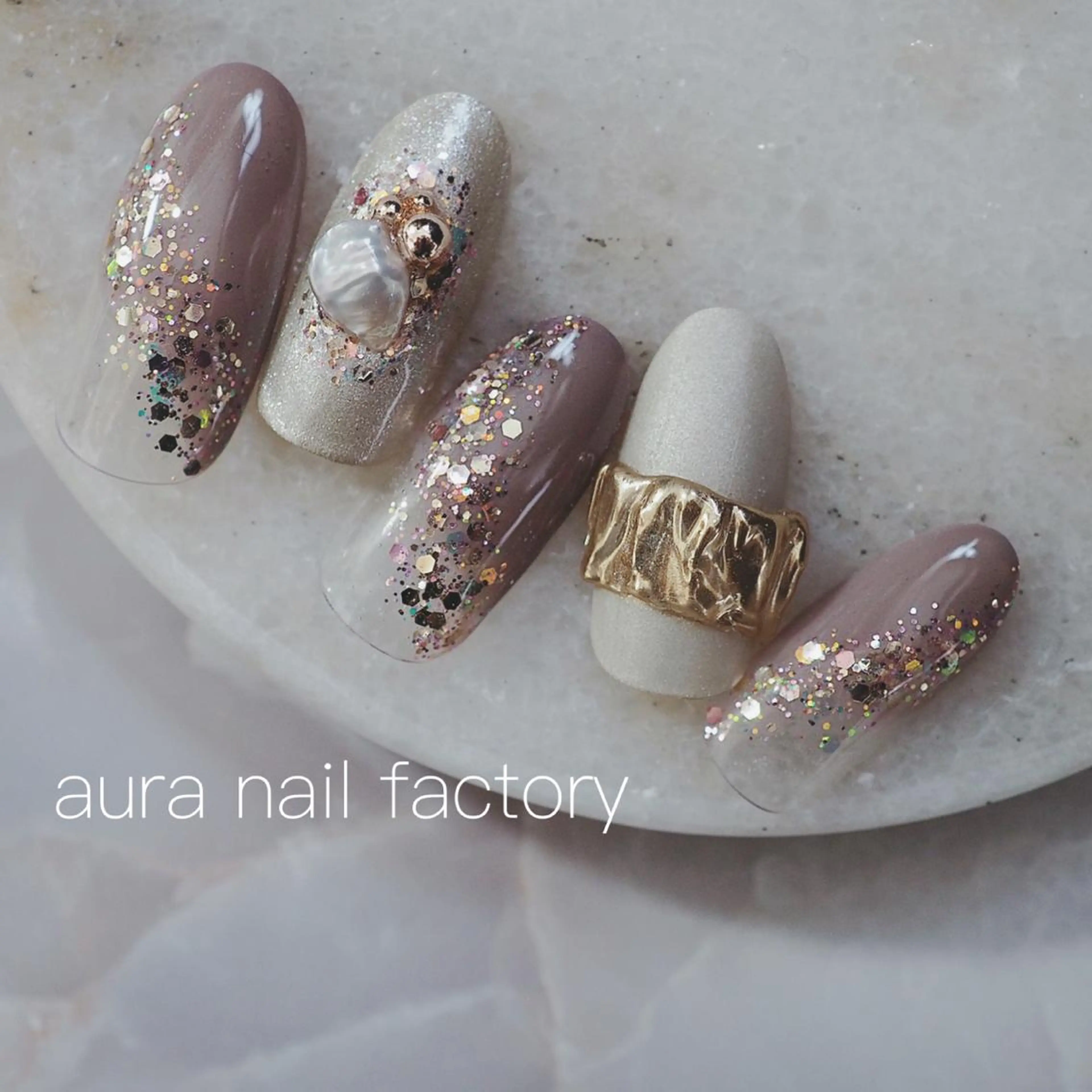 ショート カラー ネイル ニュアンスネイル 赤色 赤羽 aura 深爪を断らない✨のネイルデザイン