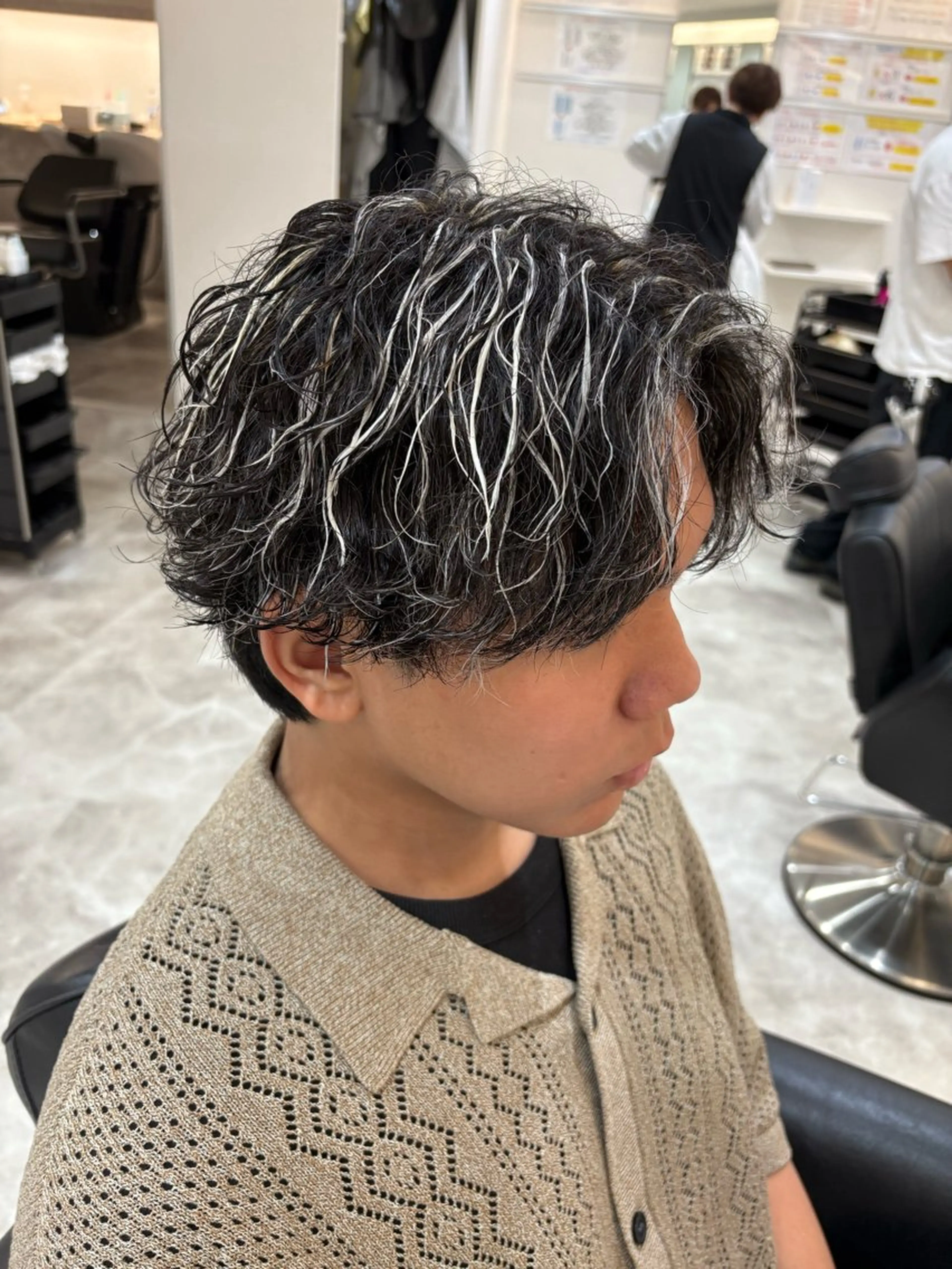 ミディアム カラー パーマ メンズ ミディアムパーマ メンズメッシュ メンズパーマ 波巻きパーマ メッシュ DAZZLE hair BLAST所属・メンズ美容師/ フェザー/池戸晴也のヘアスタイル