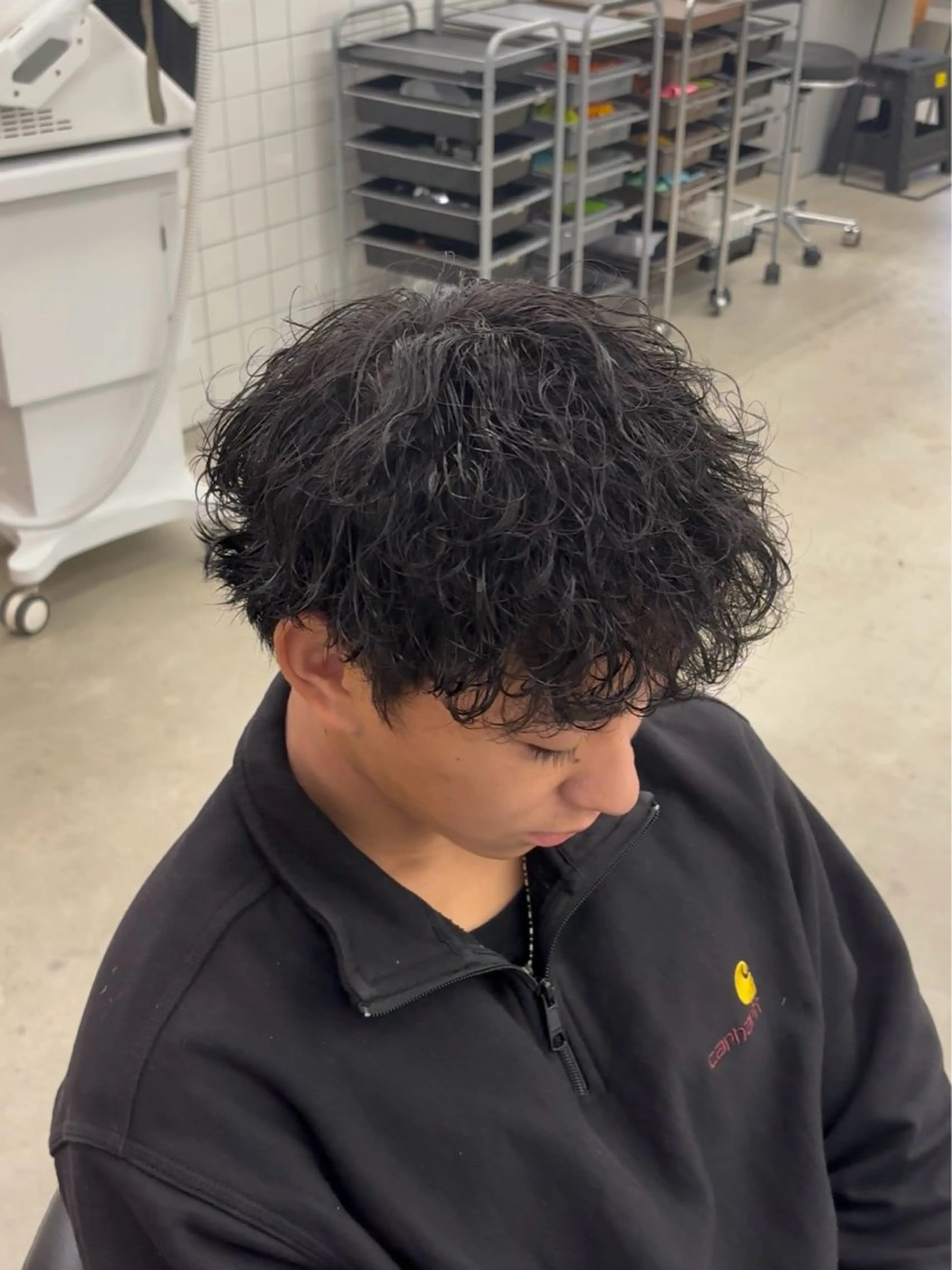 ショート パーマ メンズ メンズパーマ 波巻きパーマ カット パーマ なりたひろと / フェザーパーマのヘアスタイル