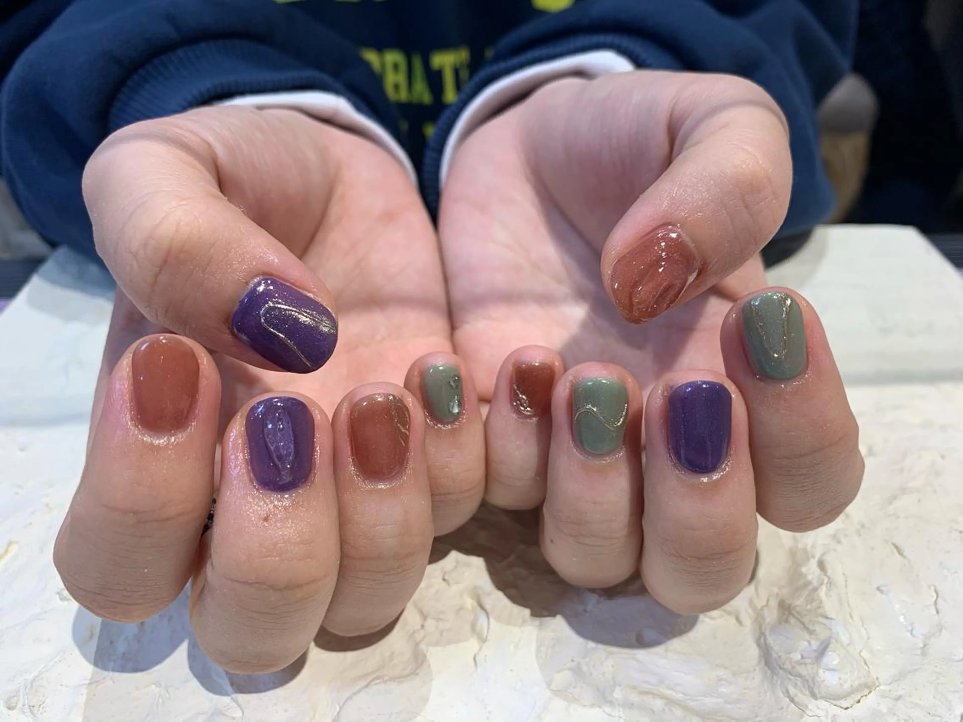 ネイル ブラウン マキノ ユイのネイルデザイン