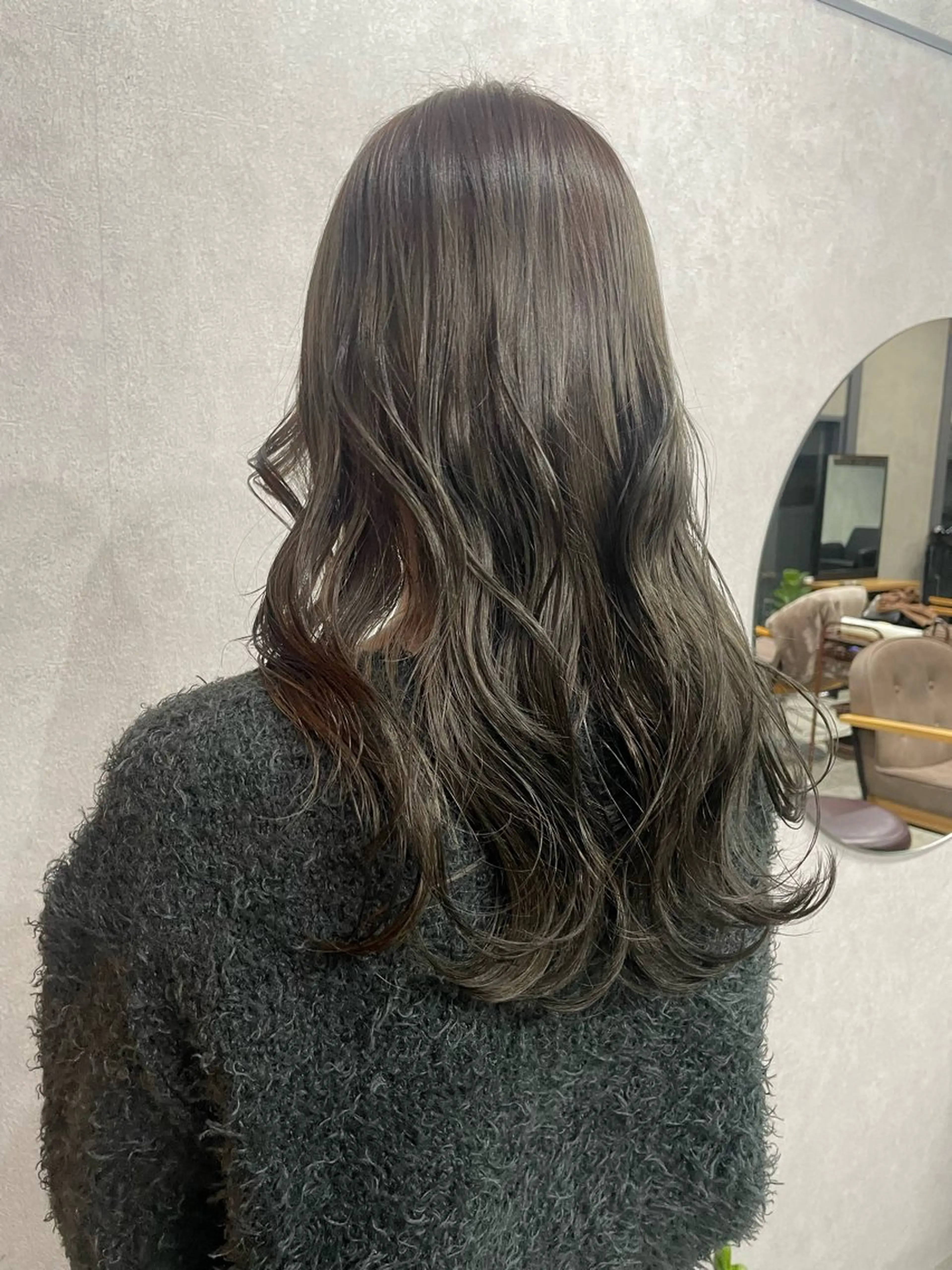 ロング カラー ベージュカラー オリーブベージュ AIRI layer cut hairのヘアスタイル
