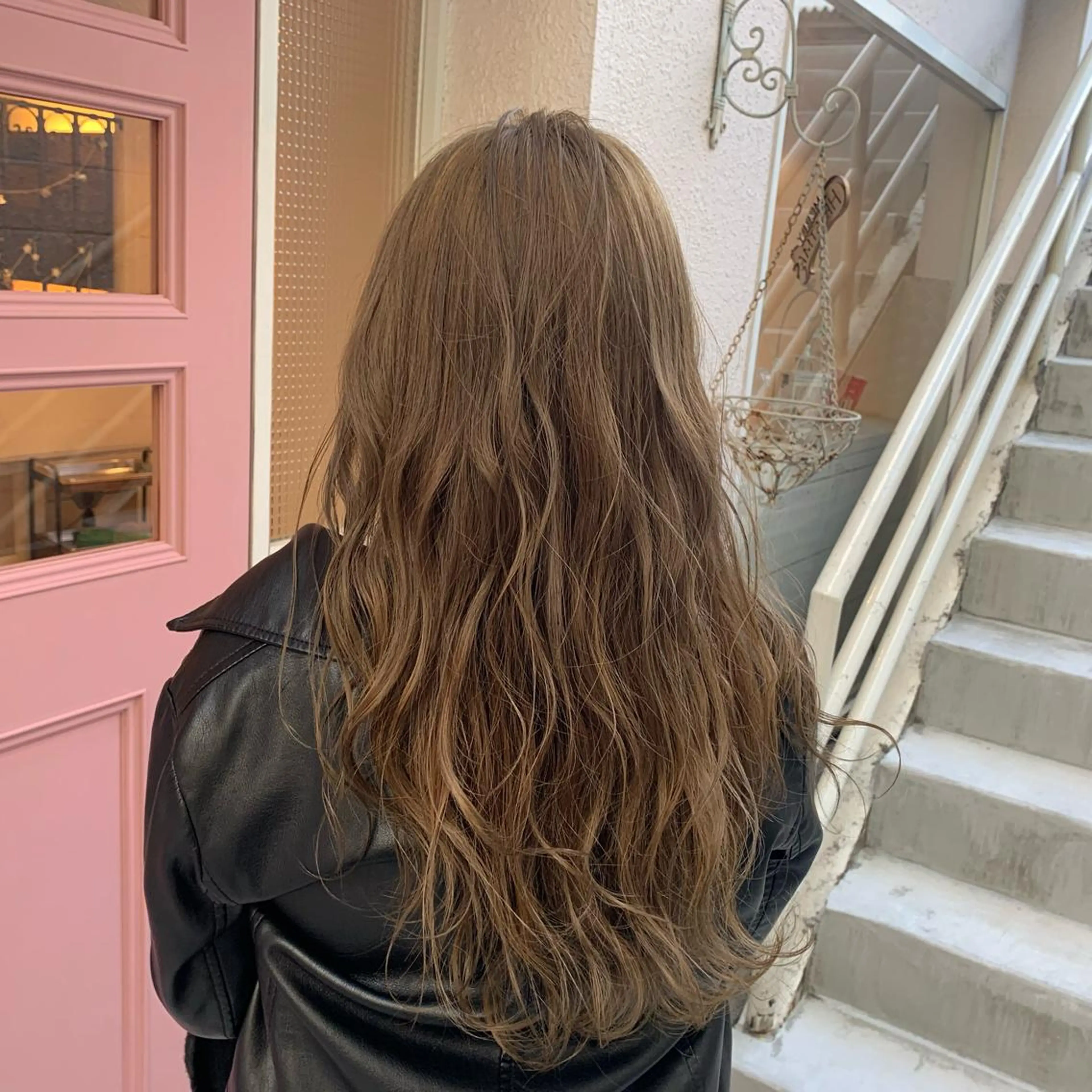 セミロング カラー ベージュカラー ブリーチ ミルクティーベージュ ヘアカラー regalo Acari🍎のヘアスタイル