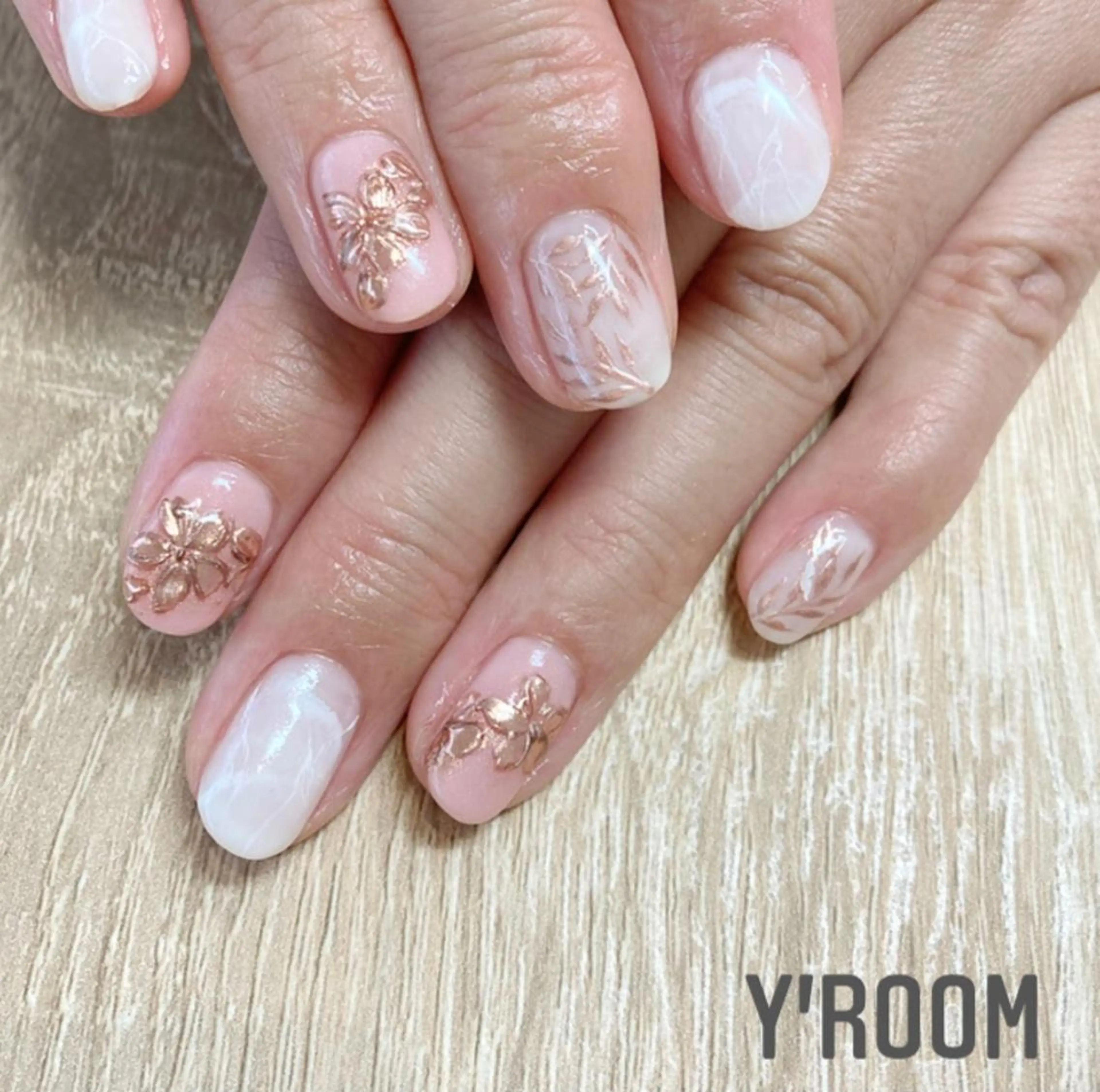 ネイル オーロラネイル フラッシュネイル ジェルネイル グラデーション 氷ネイル・うるうるネイル YUKA （ネイリスト）のネイルデザイン