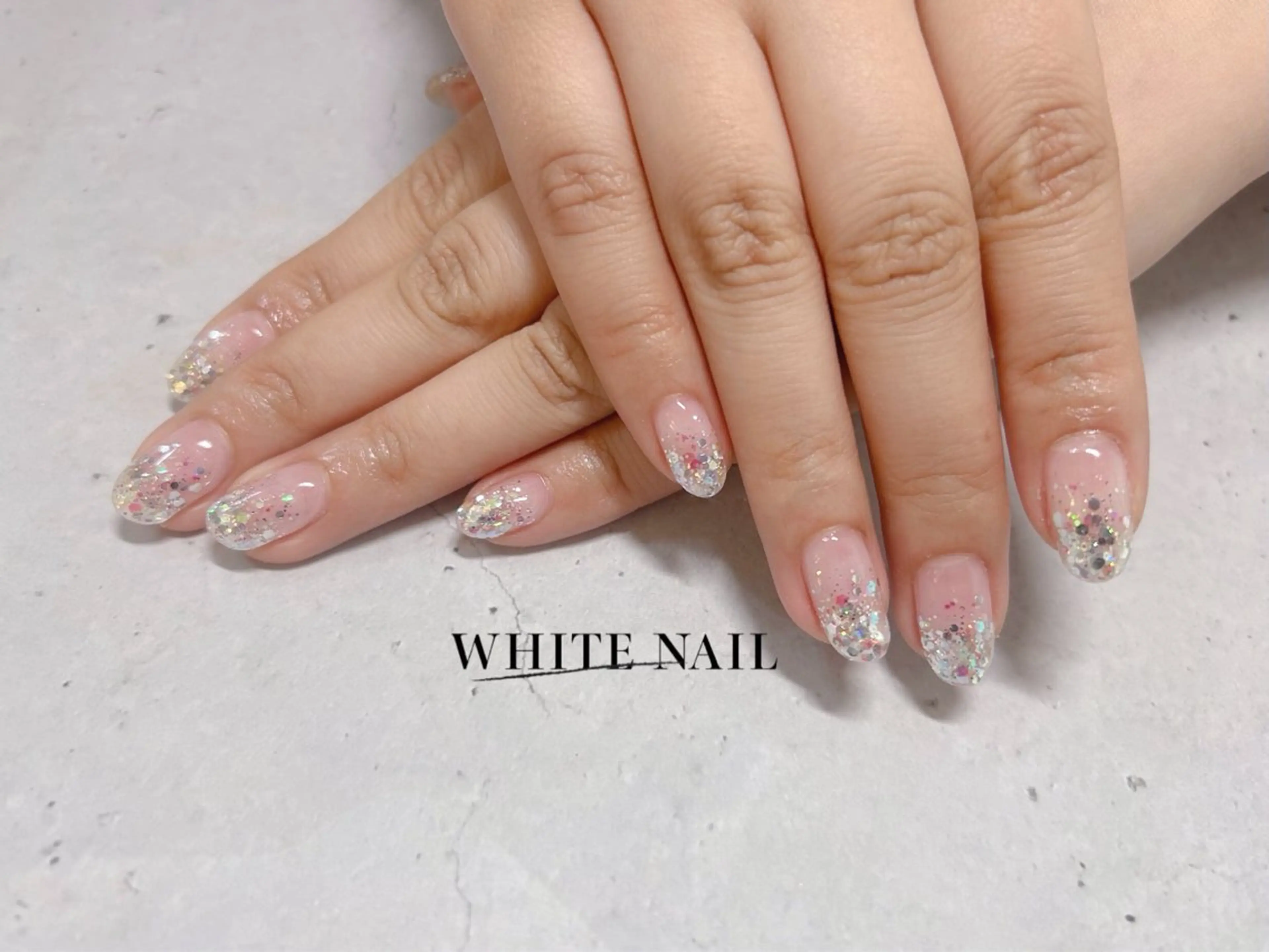 ネイル グラデーション ラメ(グリッター) ラメグラデーション ハンドネイル WHITE NAIL ホワイトネイルのネイルデザイン