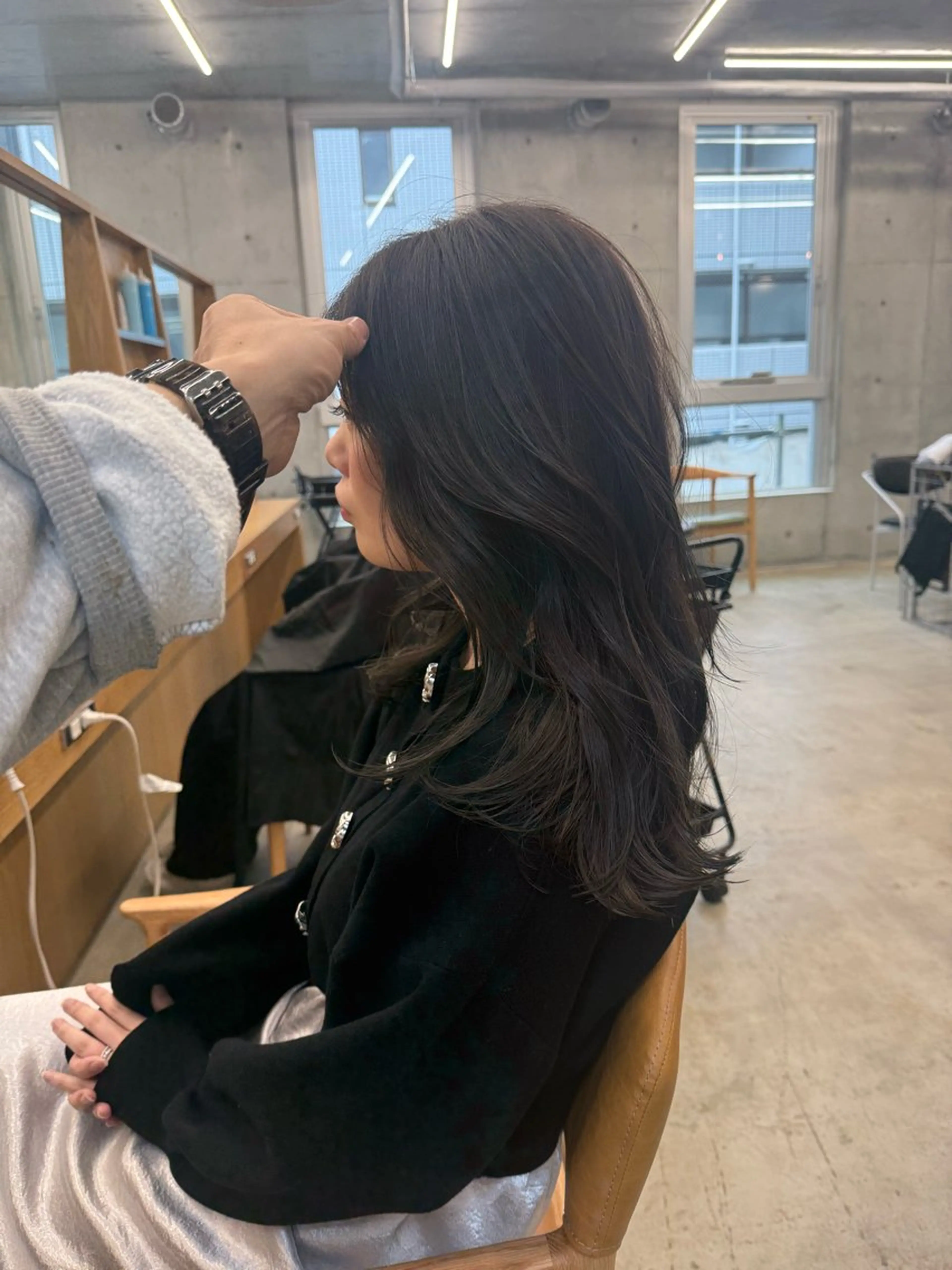 ロング カラー ロングレイヤー アッシュ ベージュカラー ブリーチ 透明感カラー カット ヘアカラー トリートメント 誰より丁寧なカット/ 小林輝/レイヤーのヘアスタイル