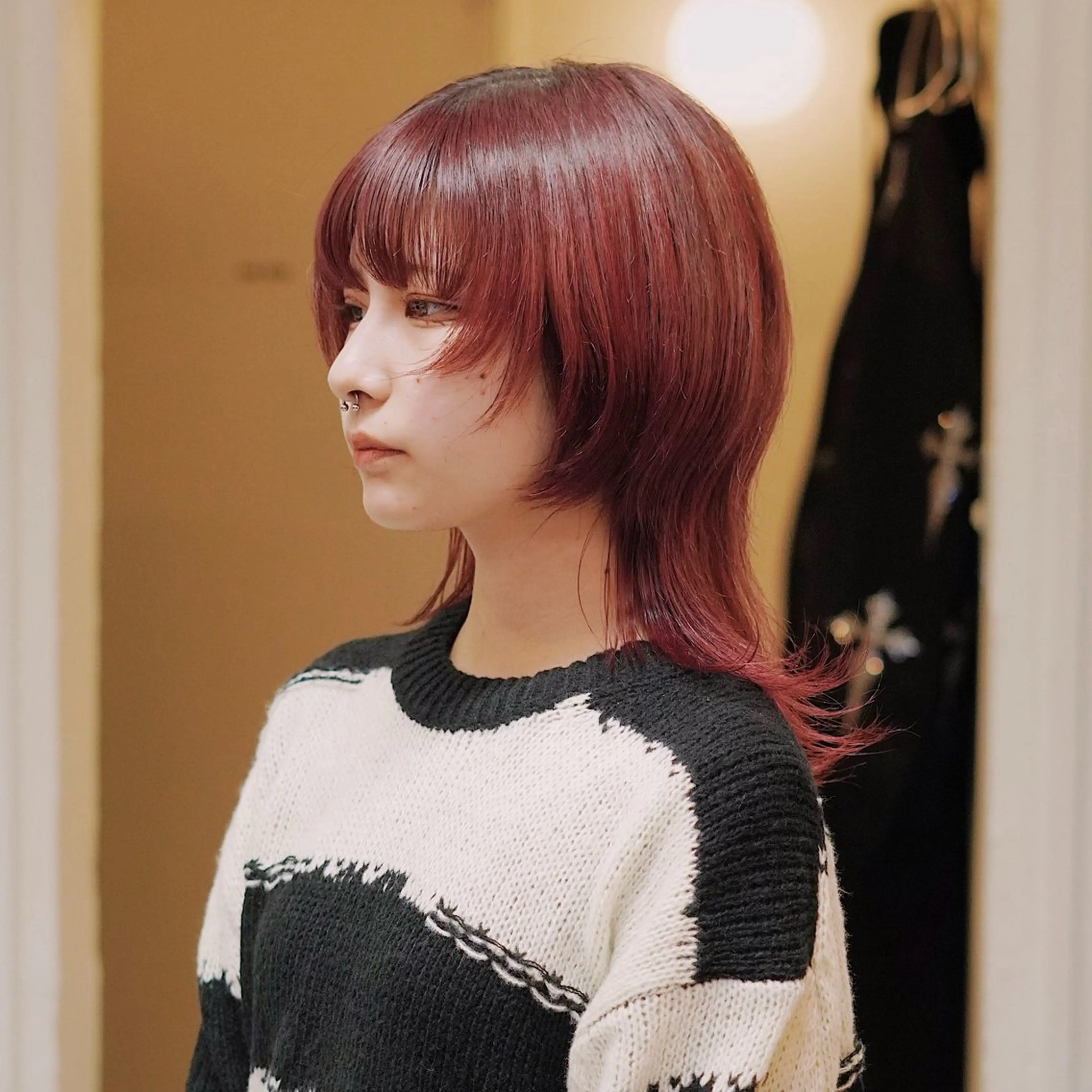 ミディアム カラー レッドカラー ウルフカット 今出 りょうやのヘアスタイル