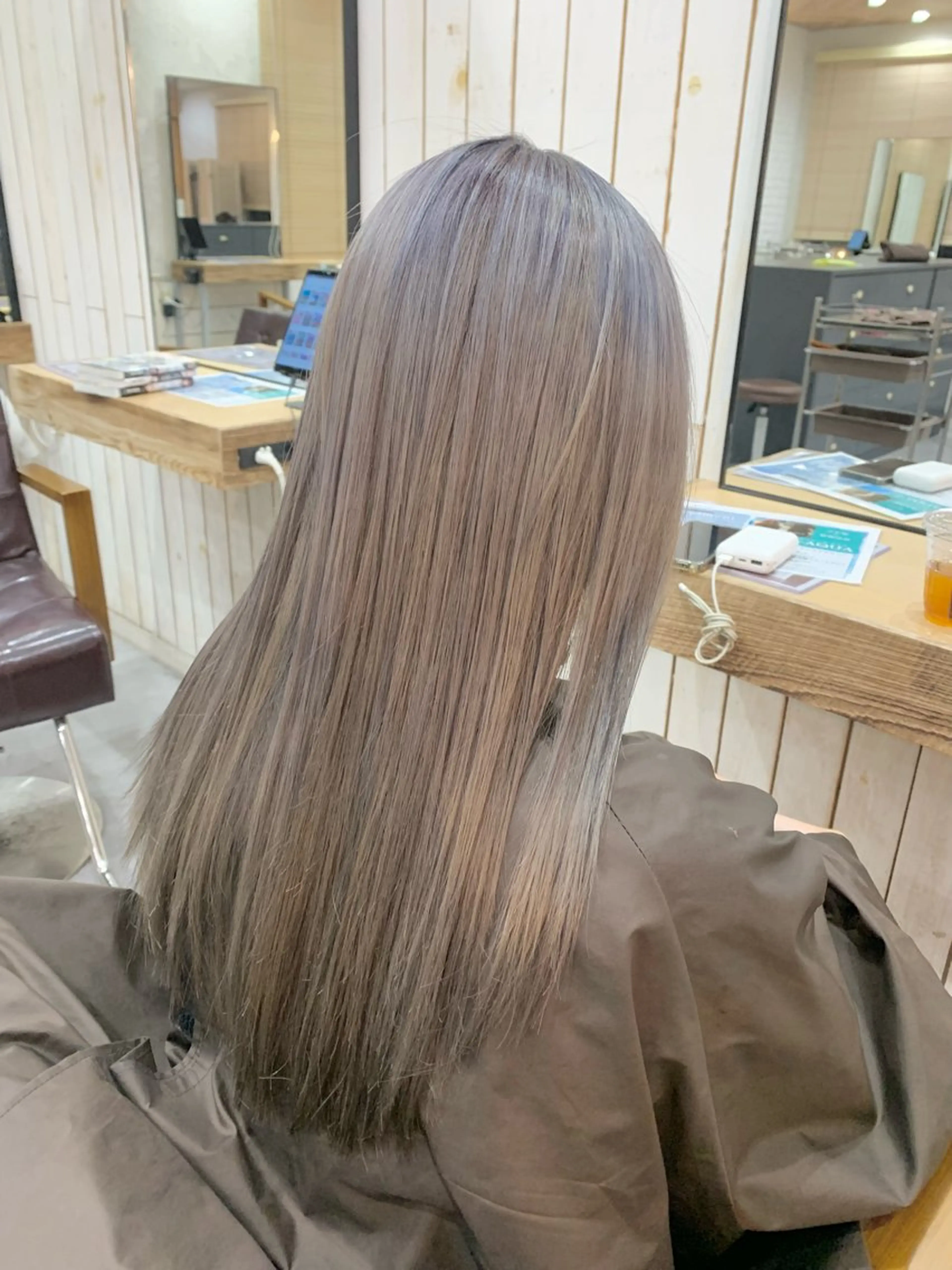 カラー アディクシーカラー ブリーチ シルバー ヘアカラー T つぐみのヘアスタイル