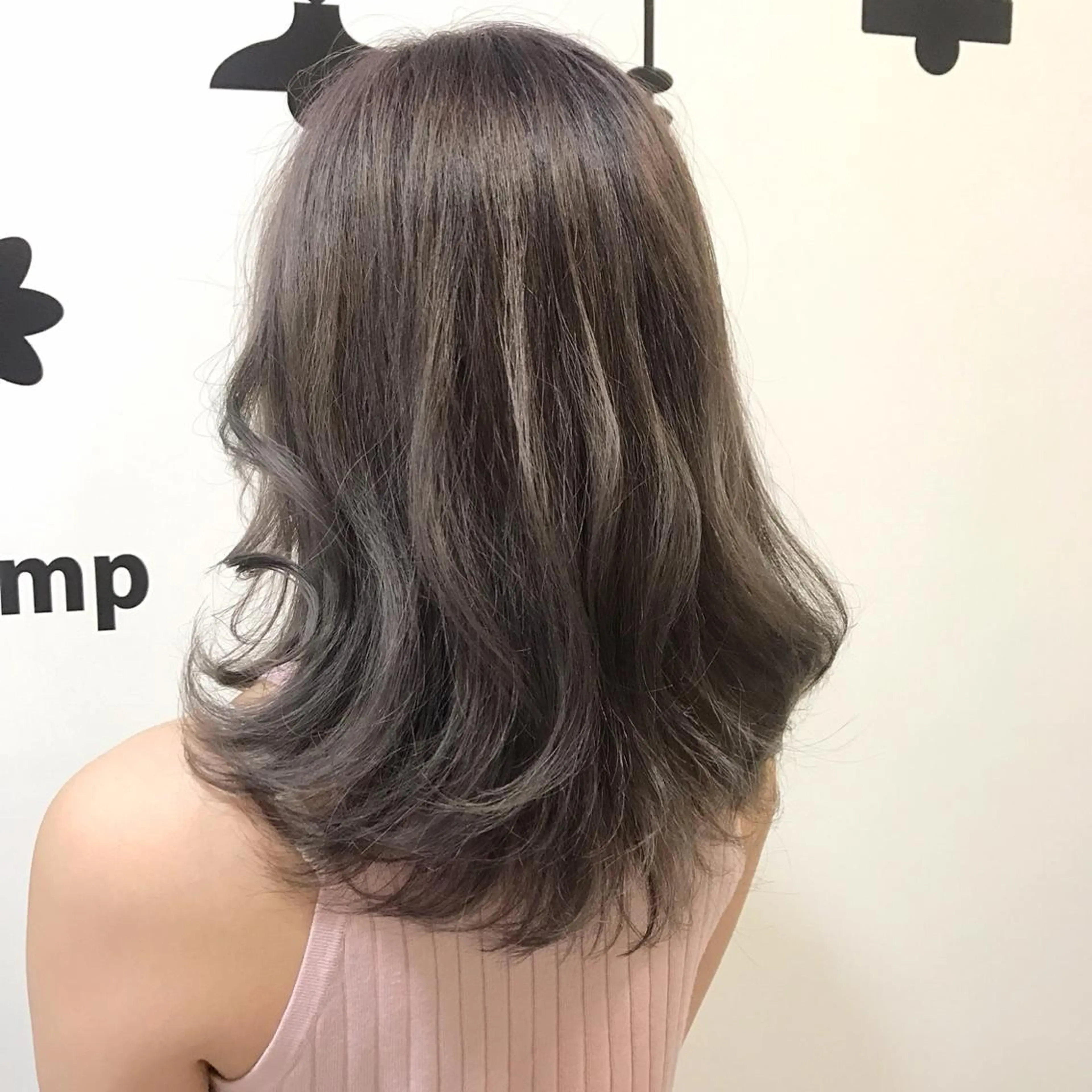 ミディアム カラー ブリーチ ケアブリーチ グレージュ シルバー シルバーグレージュ 青木 香怜のマツエク・マツパデザイン