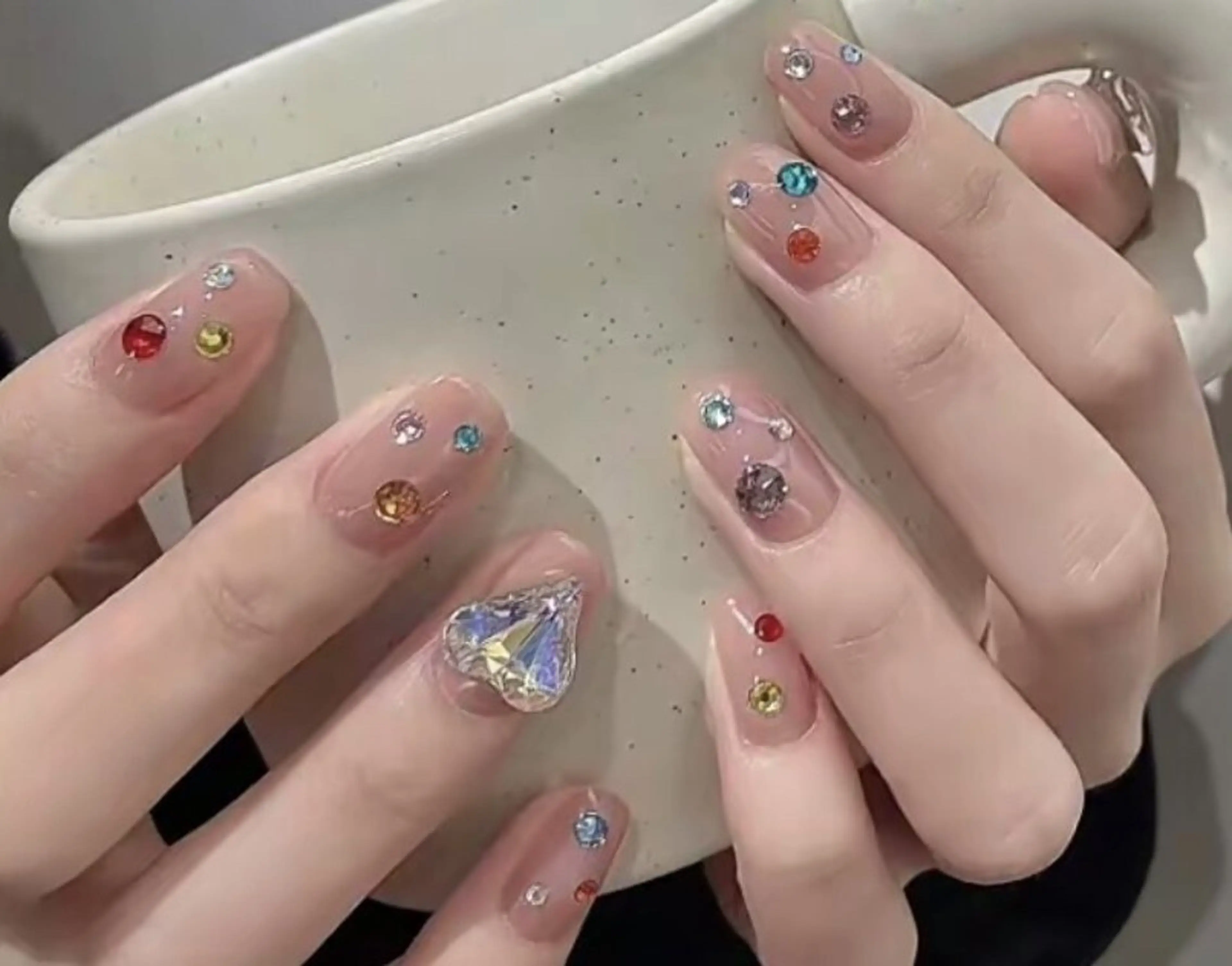 【初回ジェルOFF無料】ハンド・自爪💅季節限定60分クーポン!■ワンカラーにカラフルストーン ¥7500の写真
