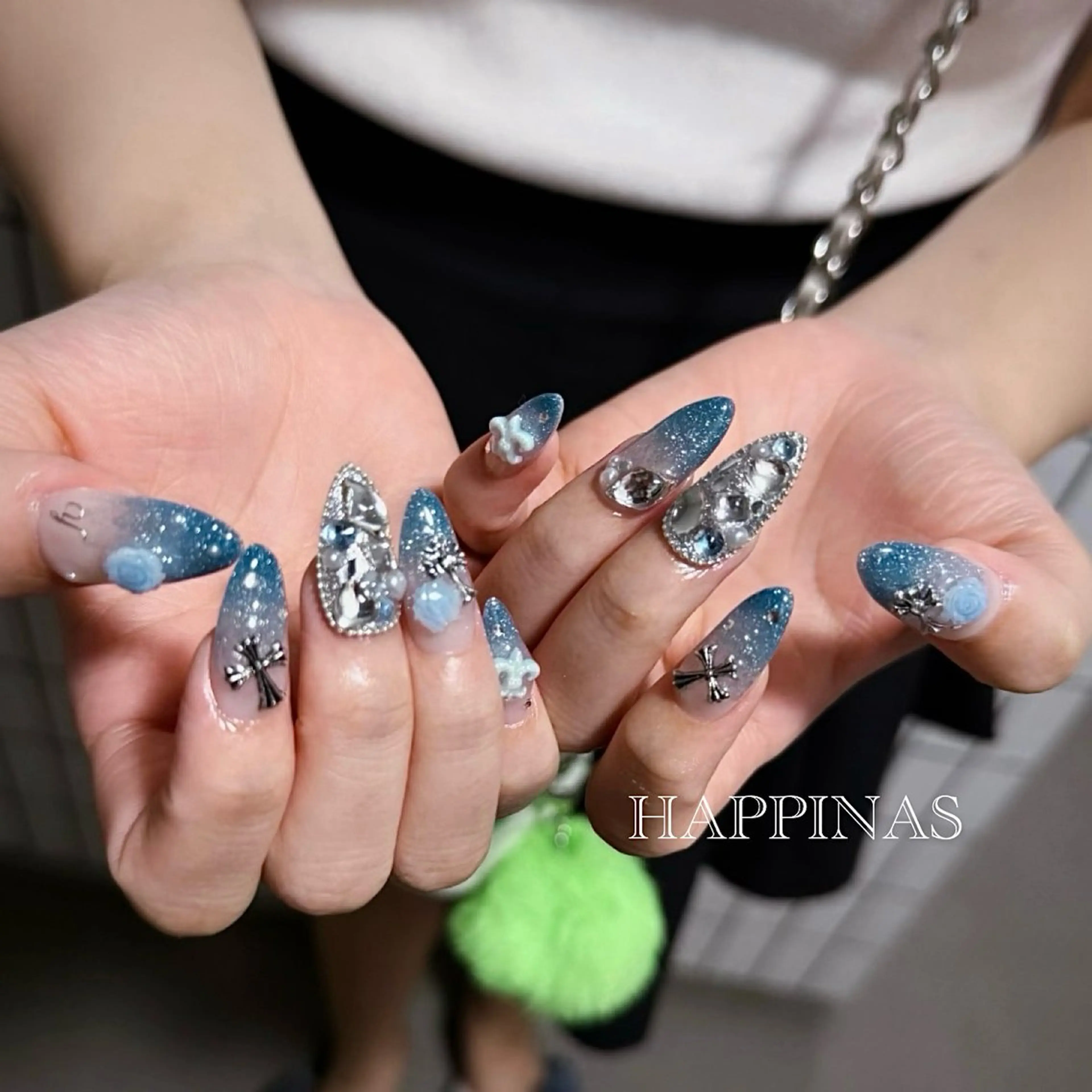 ネイル ブルー グラデーション キラキラネイル スカルプネイル 夏ネイル ハンドネイル HAPPINAS ののかのネイルデザイン