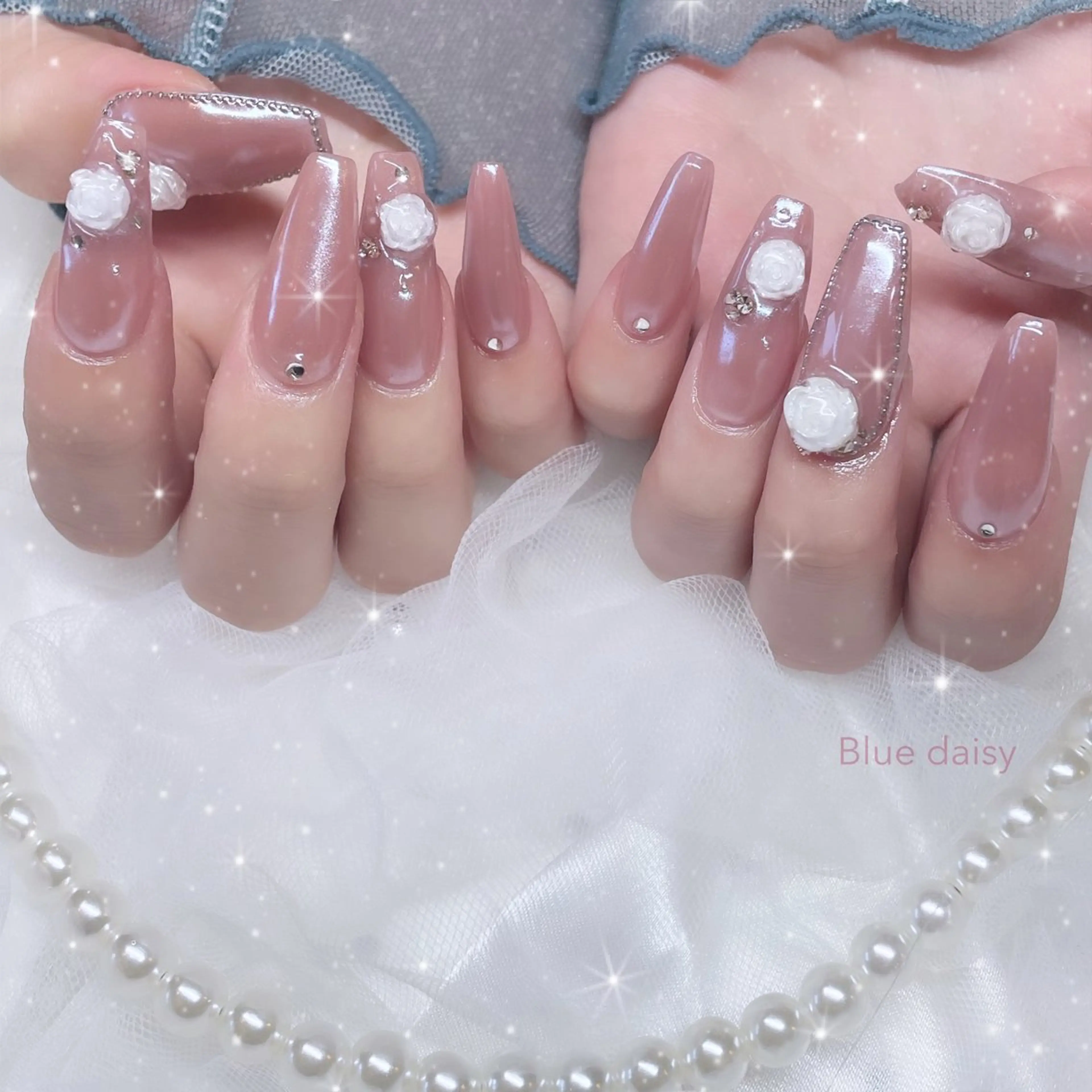 ネイル ミラーネイル ピンク ホワイト ハンドネイル Blue daisy 栄本店のネイルデザイン