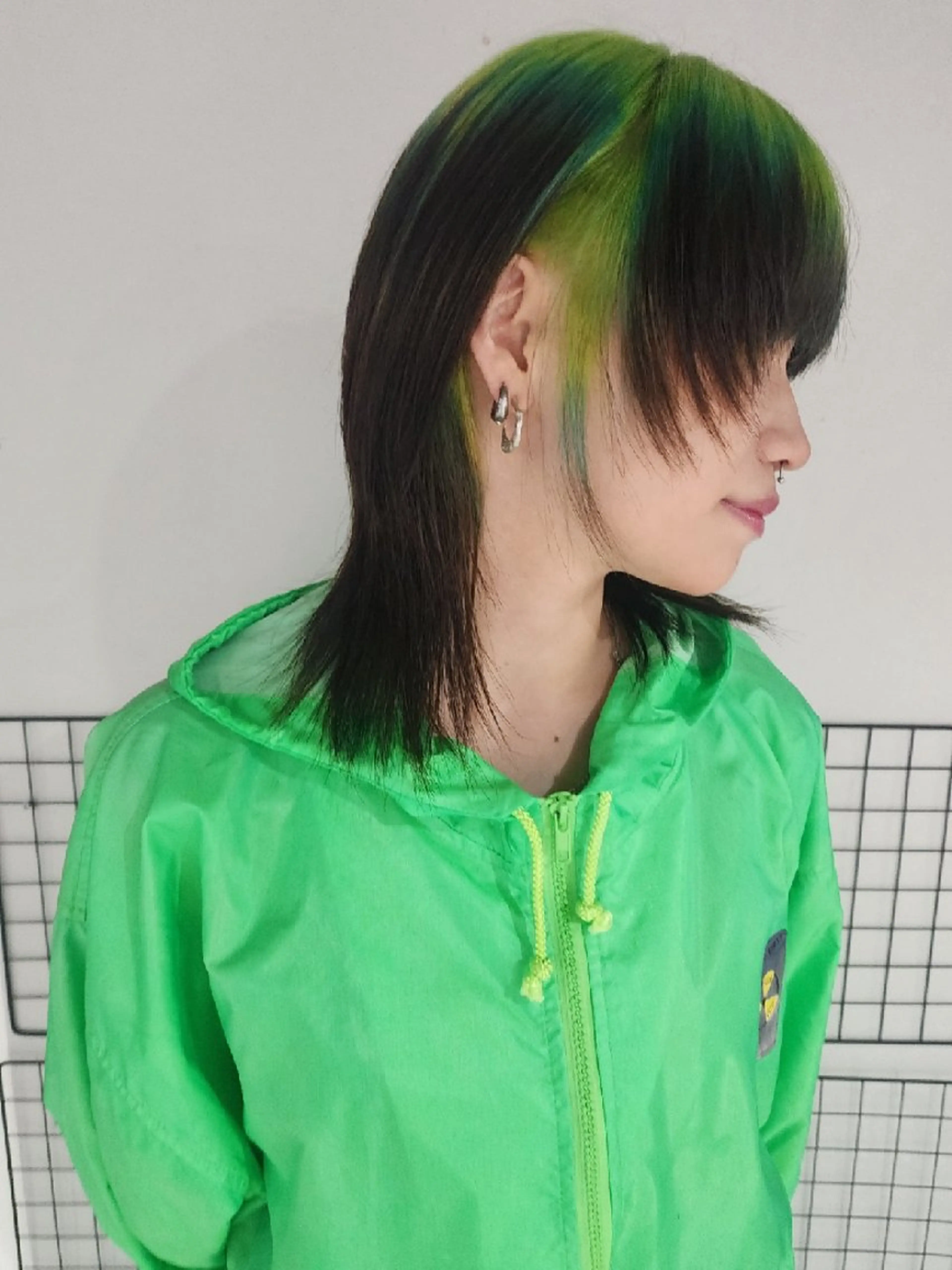 ミディアム カラー ブリーチ ブルーカラー デザインカラー グラデーションカラー 顔まわりレイヤー ハイトーン/ブリーチ /デザインカラーのヘアスタイル