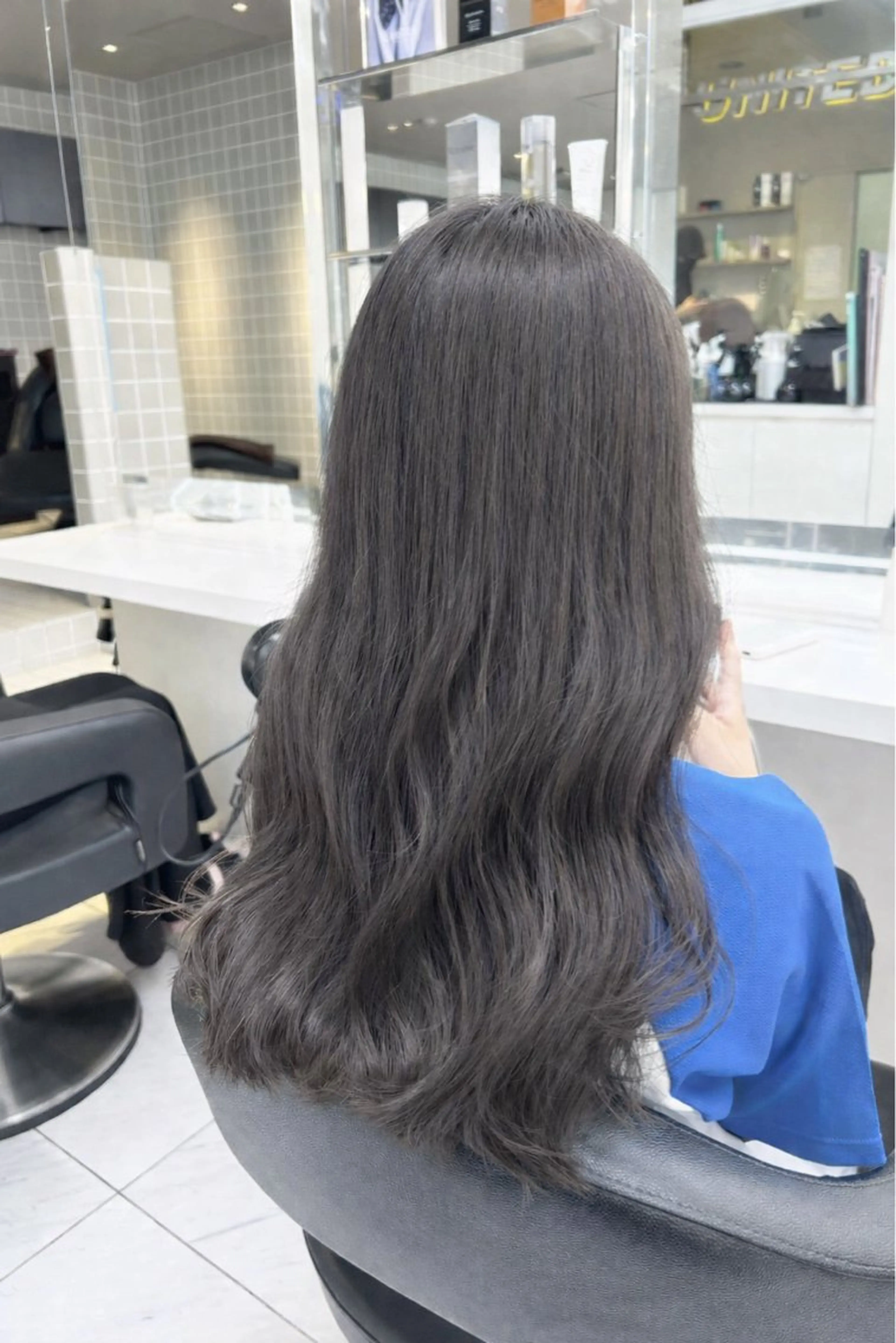 セミロング カラー パーマ ヘアアレンジ メンズ キッズ カット ヘアカラー トリートメント 🦋韓国レイヤー｜ 透明感グレージュ🦋のヘアスタイル