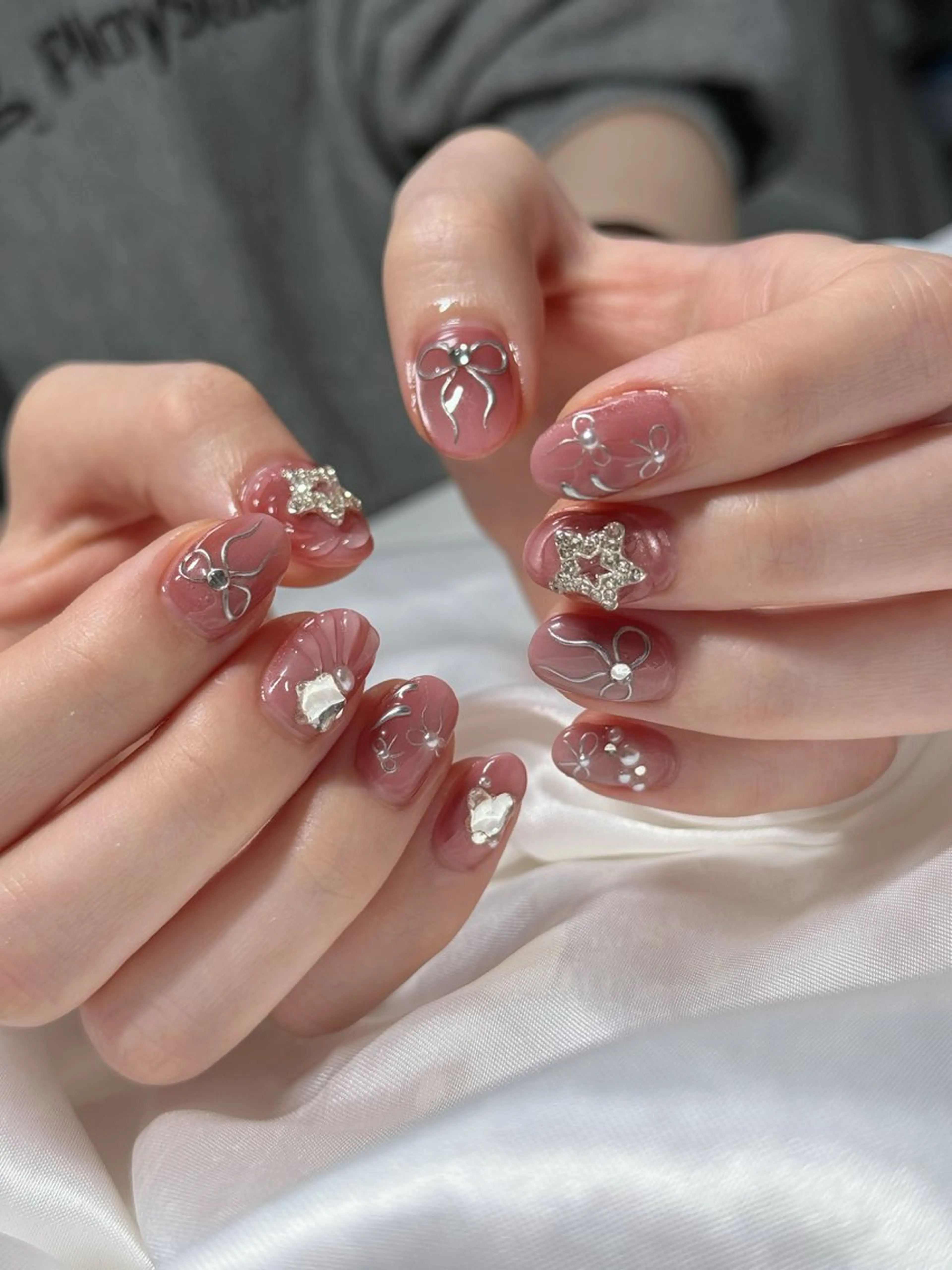 ネイル キラキラネイル マグネットネイル ピンク ぷっくりネイル リボン ハンドネイル 【OKIKA】 らん🦖🌈🧡のマツエク・マツパデザイン