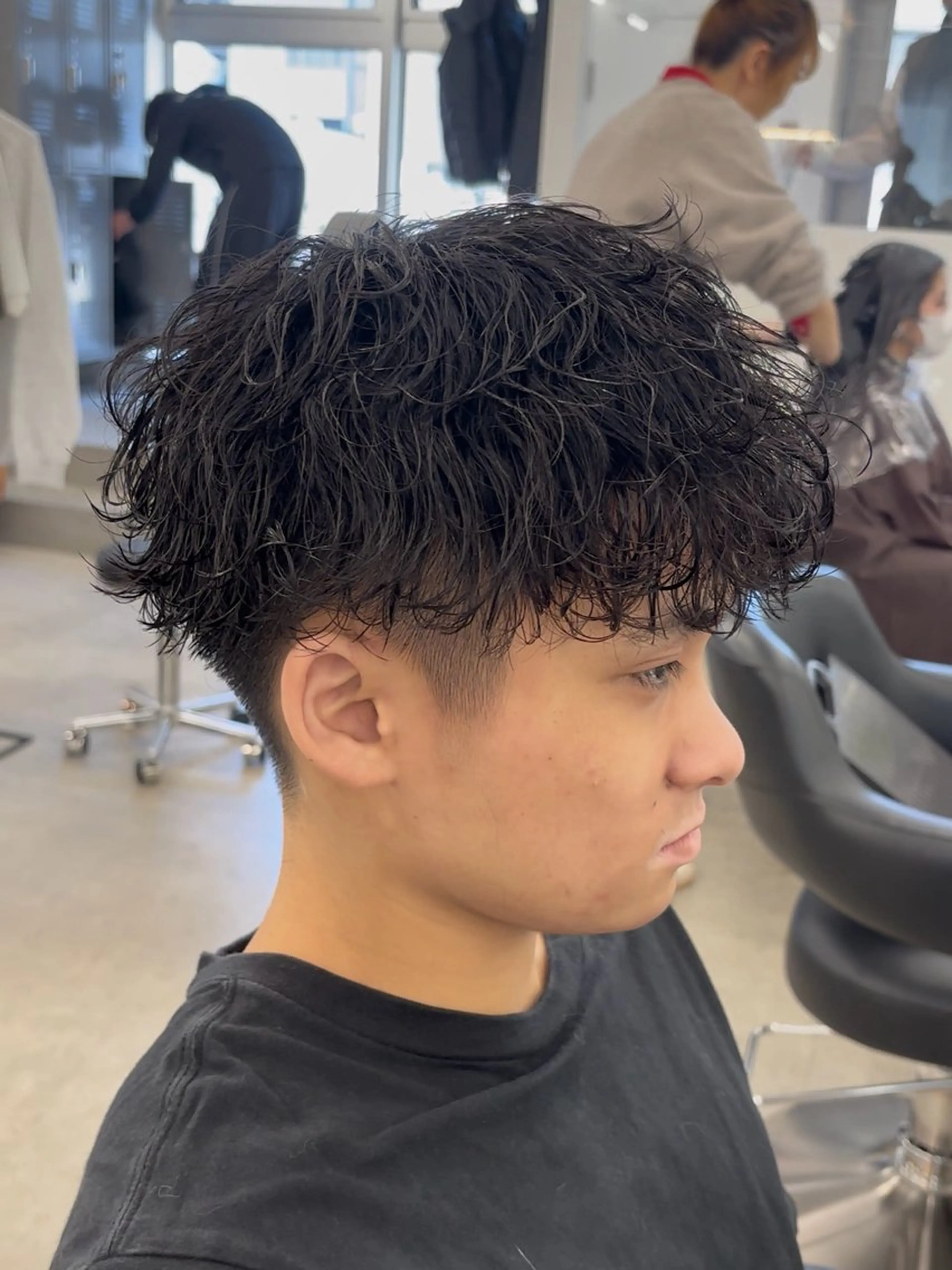 ショート パーマ メンズ メンズパーマ ツイストスパイラルパーマ 波巻きパーマ スパイラルパーマ カット パーマ なりたひろと / フェザーパーマのヘアスタイル