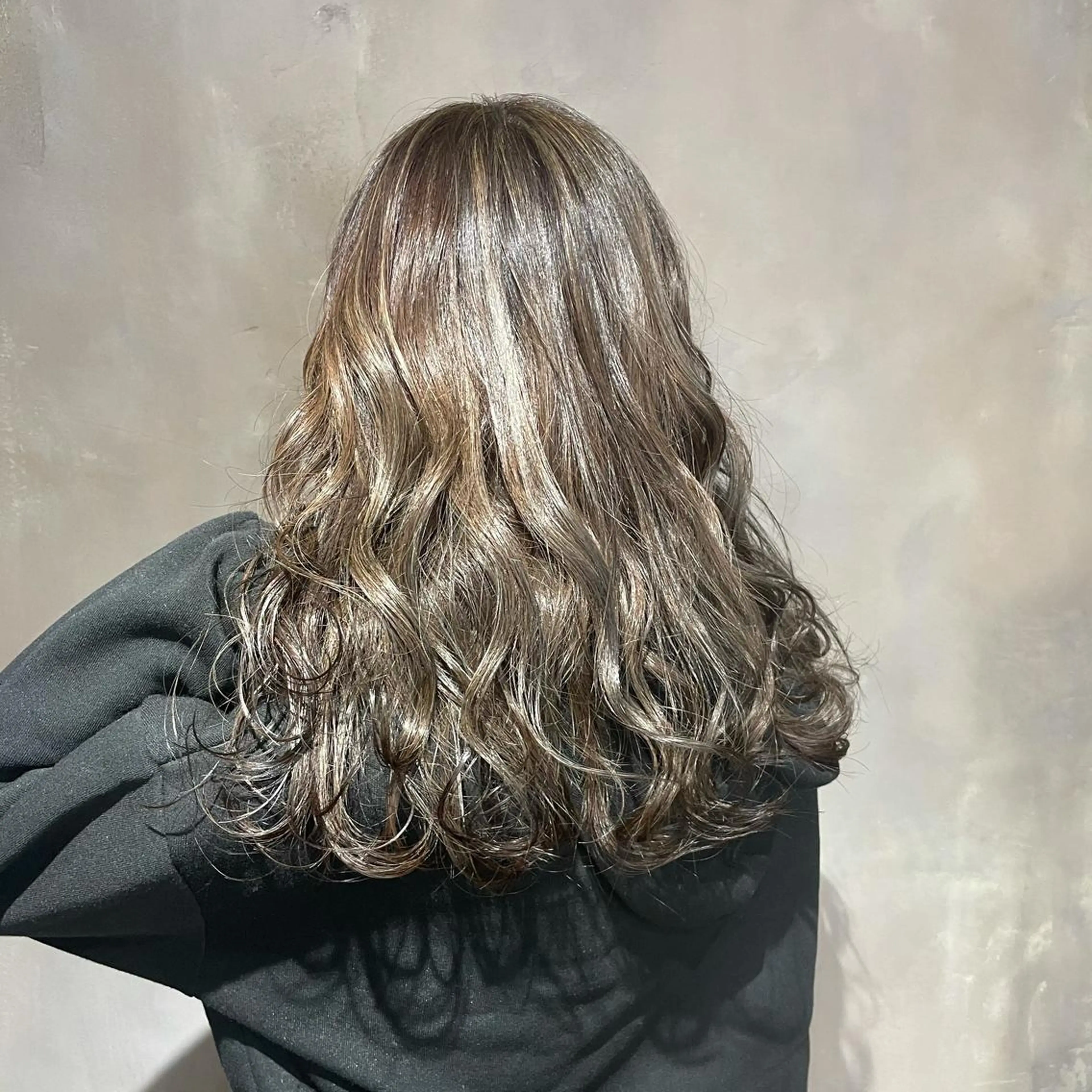 セミロング カラー セミロングパーマ アッシュ 透明感カラー ハイライトカラー ハイトーンカラー La vielle所属・La vielle 西峠のヘアスタイル