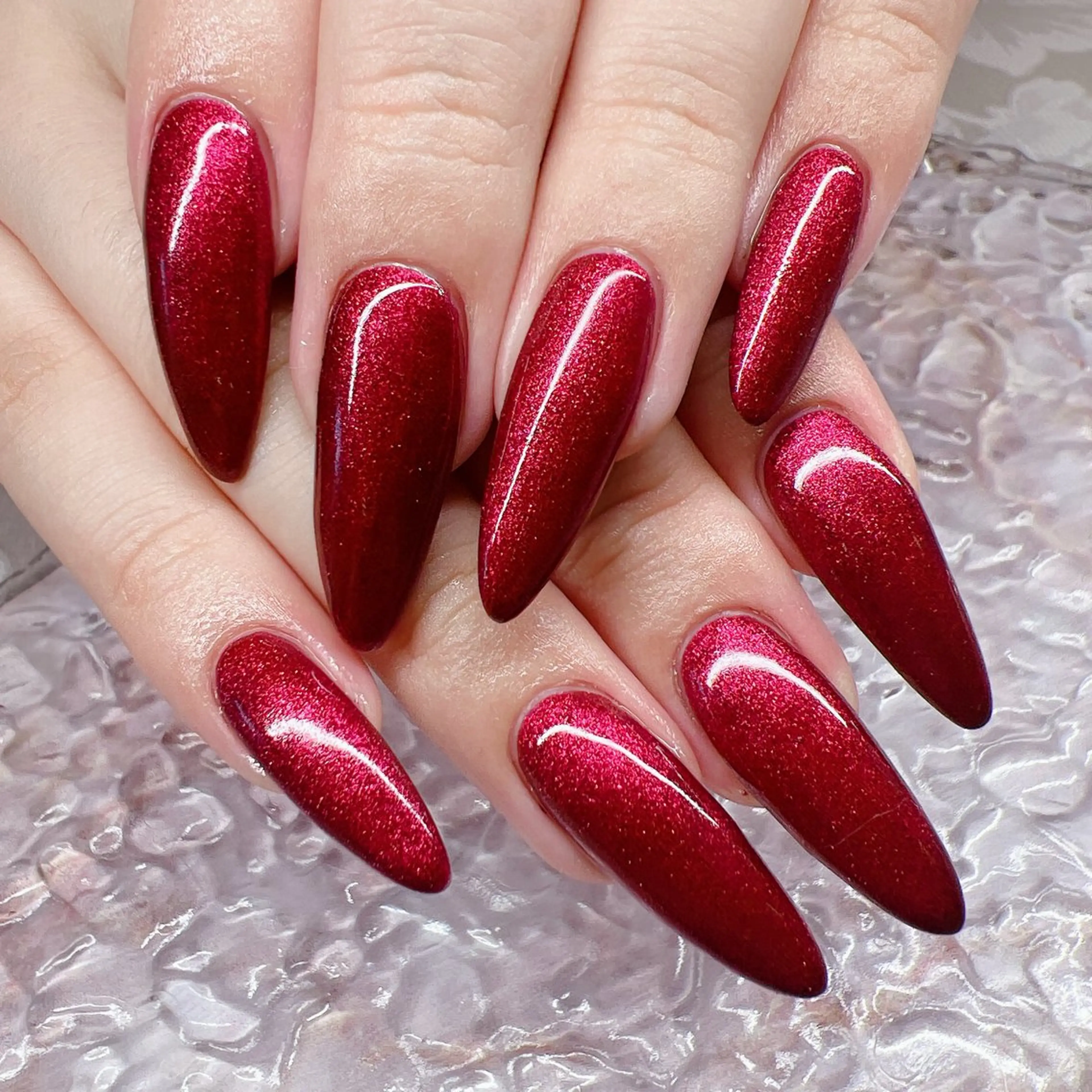 ネイル ラメ(グリッター) ワンカラーネイル 赤色 マグ🧲等なんでも ワンカラー5700円のネイルデザイン