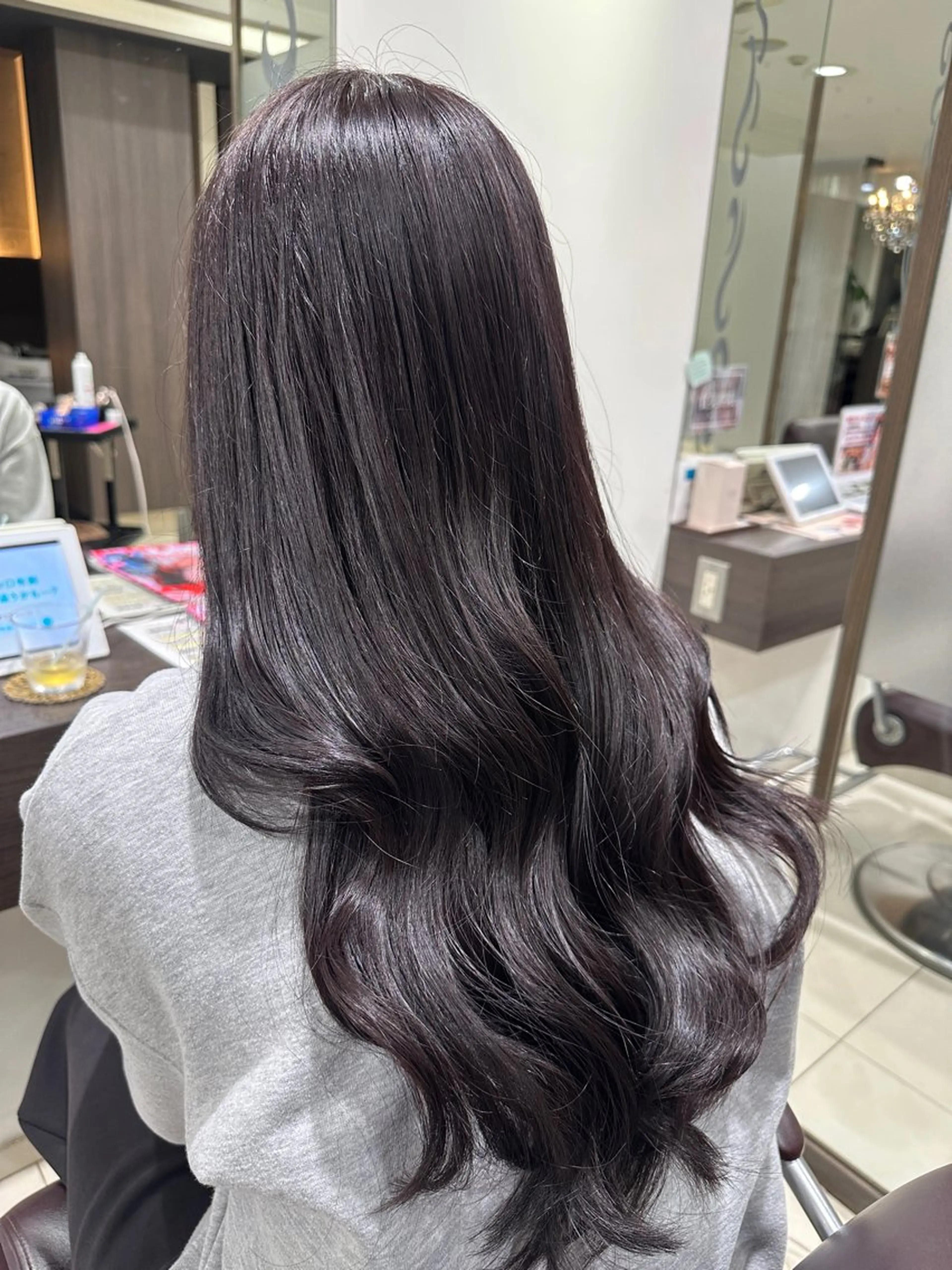 ロング レイヤー 艶々カラーのヘアスタイル