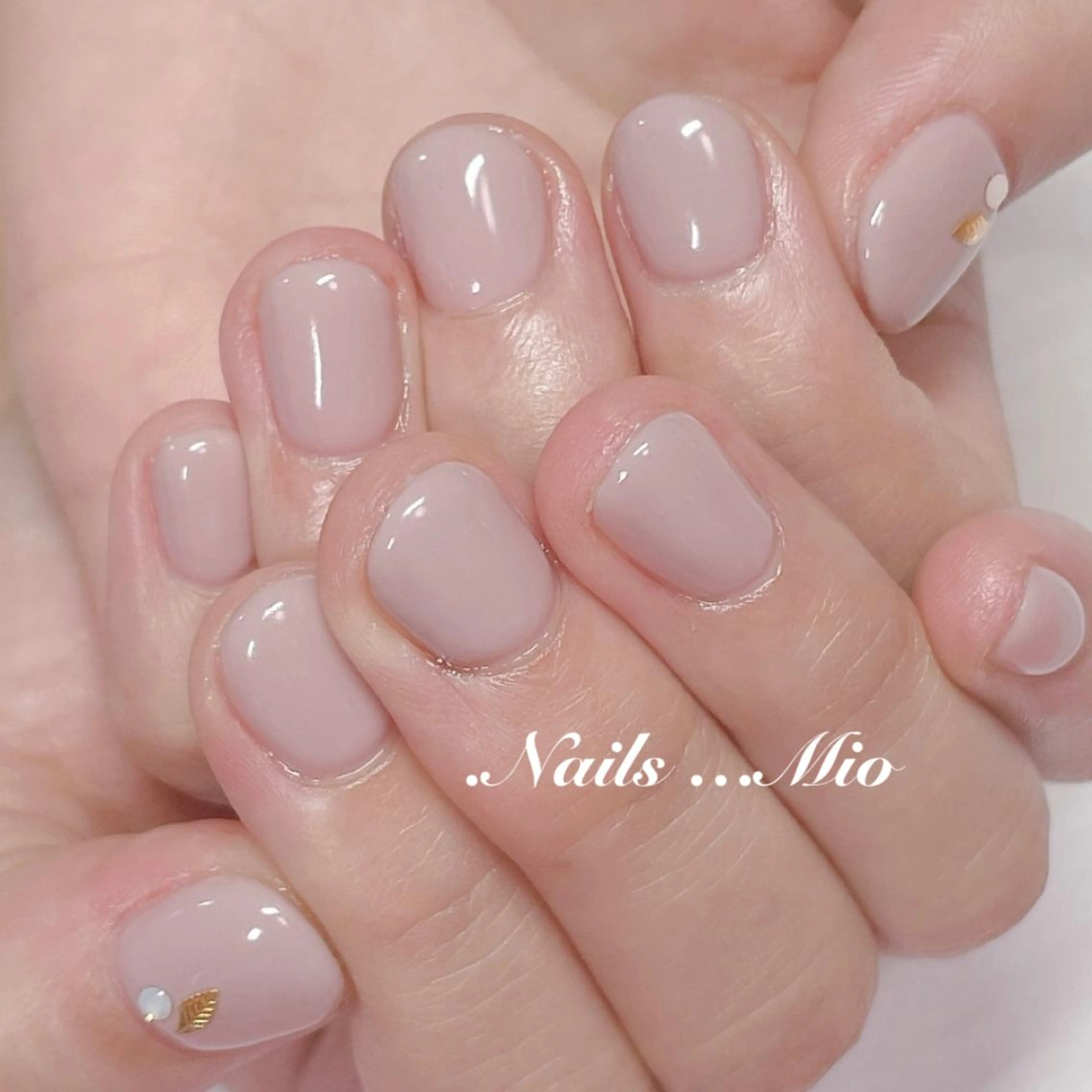 ネイル ジェルネイル ワンカラーネイル ストーンネイル .Nails Mio 赤羽西ネイルサロンのネイルデザイン