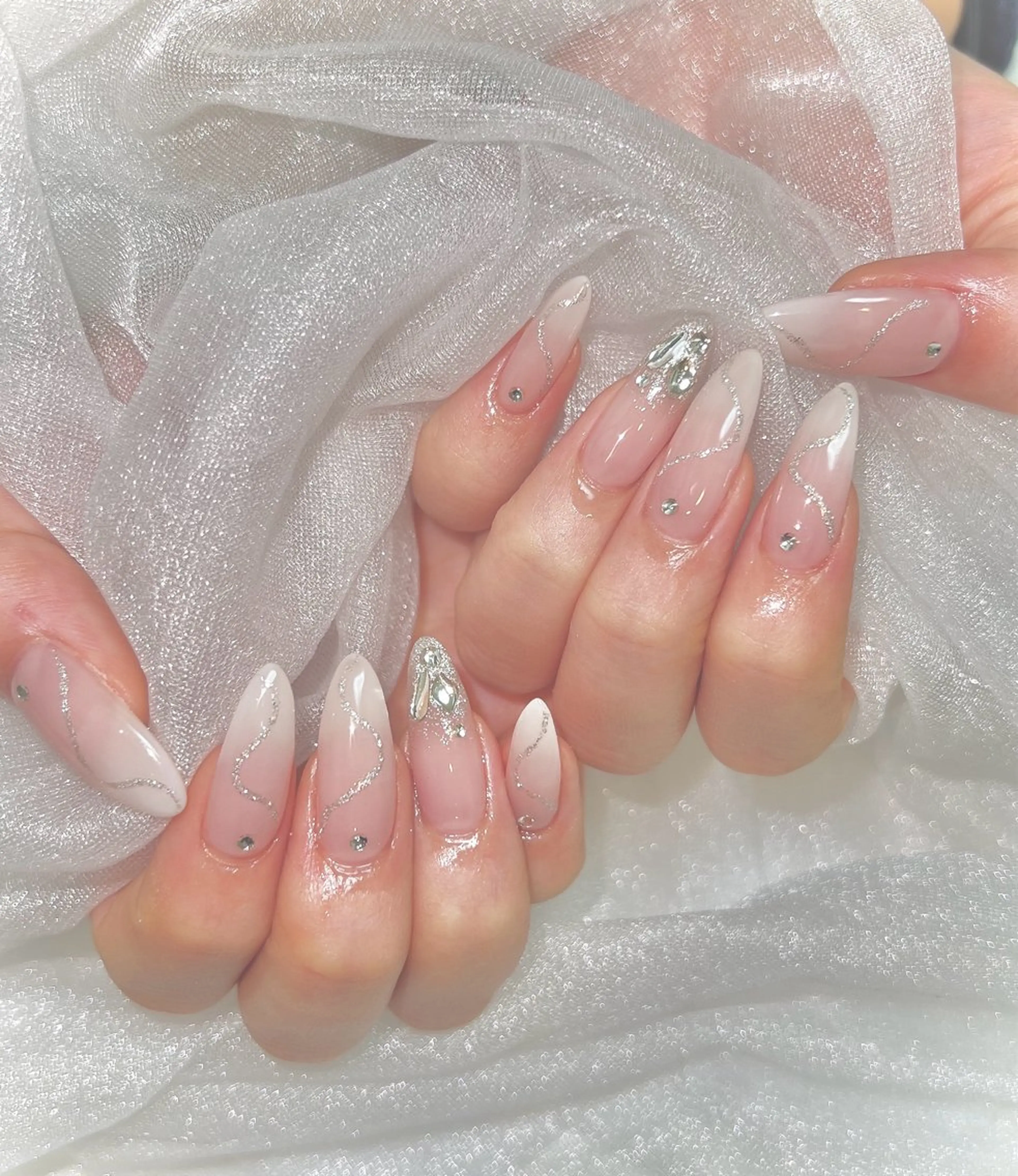 ネイル 韓国ネイル 持ち込み ワンホンネイル ハンドネイル ハンドケア ちゅるんネイル🪄 耳ツボジュエリー🔗のネイルデザイン