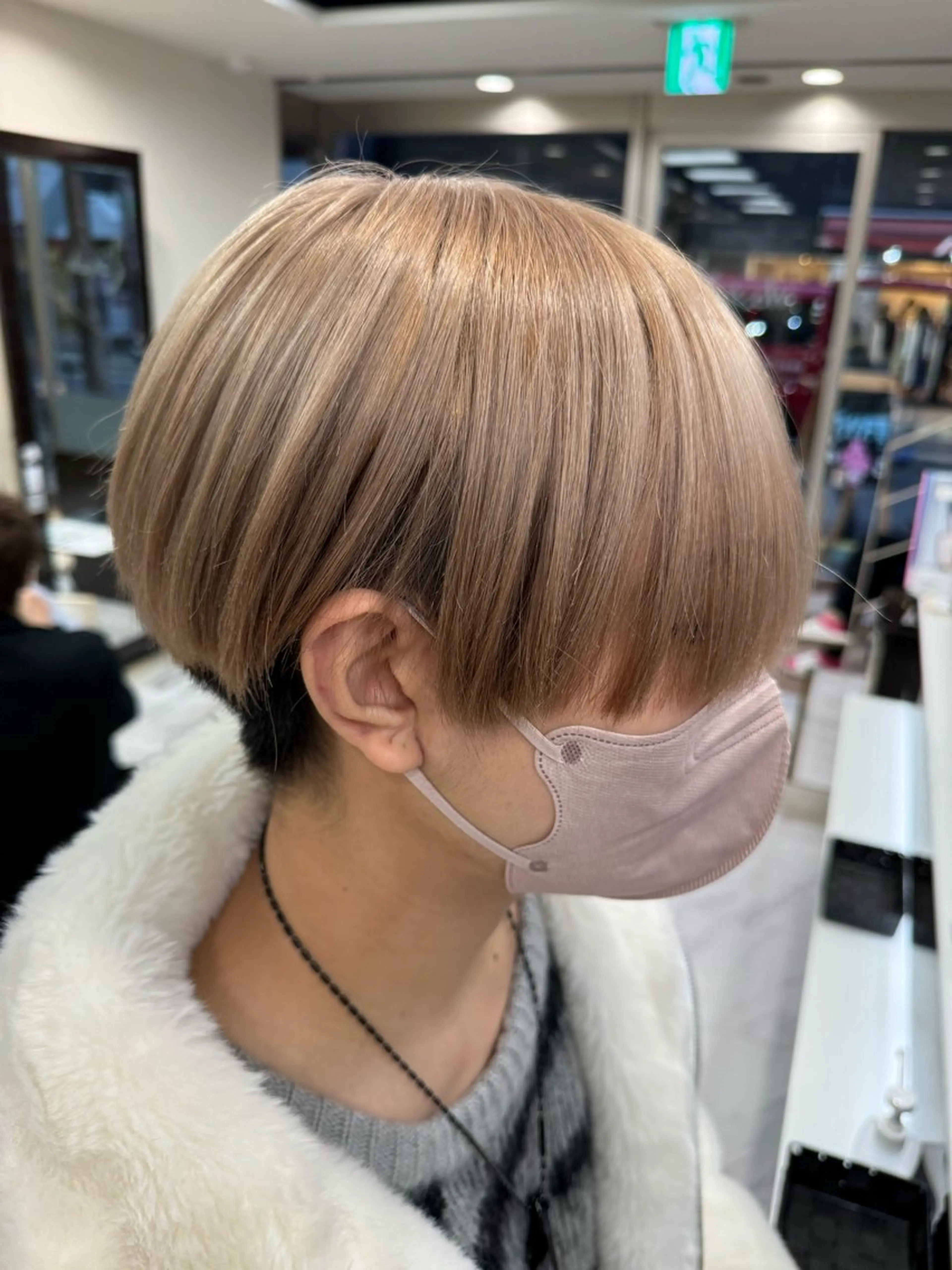 ショート カラー ヘアアレンジ メンズ 切りっぱなしボブ 前下がりボブ メンズブリーチ メンズハイライト メンズハイトーン ヘアカラー トリートメント Zina 大宮所属・目黒 碧人のヘアスタイル