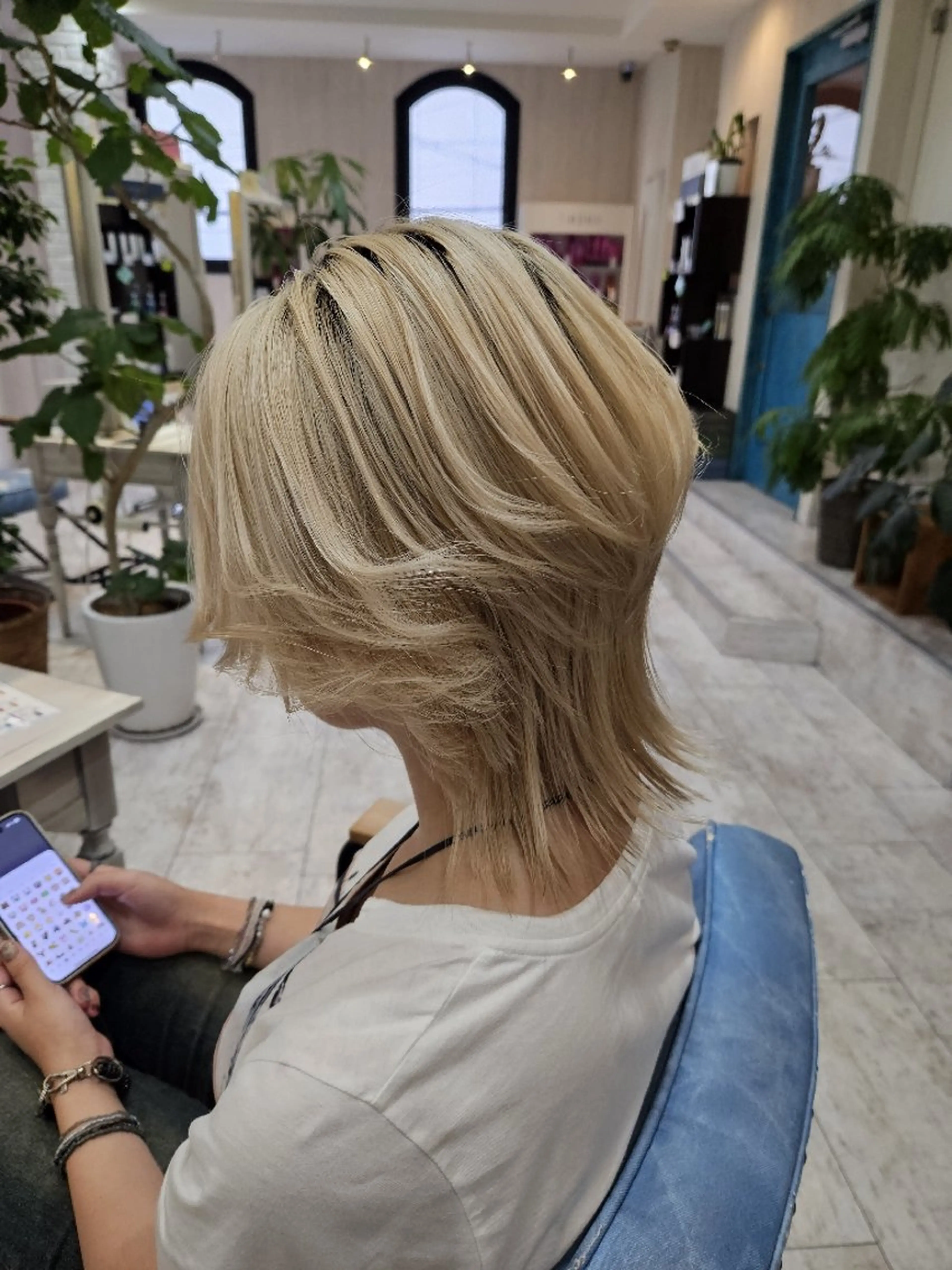 ミディアム カラー ブリーチ 顔周りカット レイヤーカット ウルフカット カット ヘアカラー レイヤーカット/ 髪質改善/代表西村のヘアスタイル