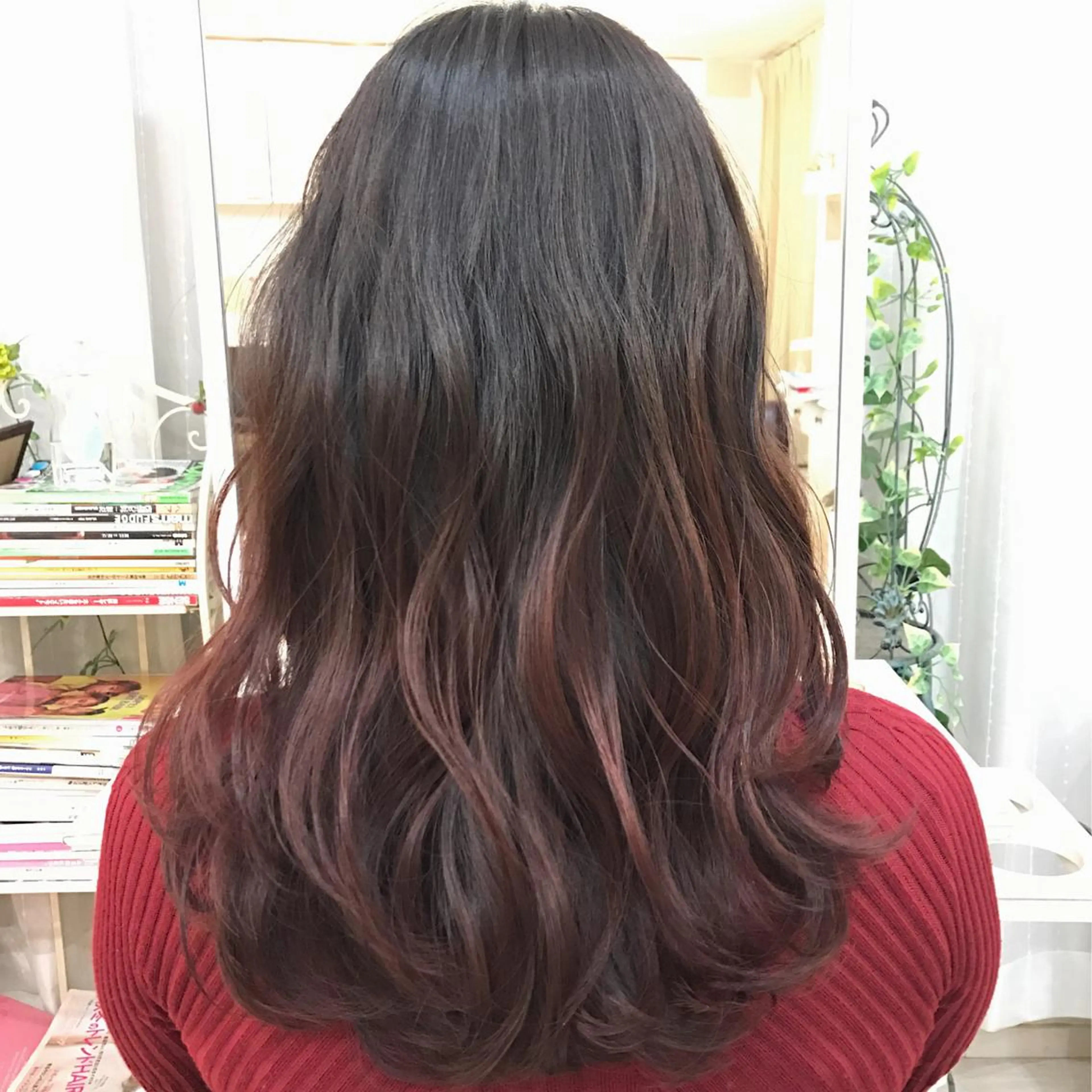 ミディアム カラー ヘアアレンジ ブリーチ グラデーションカラー ブリーチなしカラー ピンクカラー レッドカラー Zina渋谷エリア マネージャShionのヘアスタイル