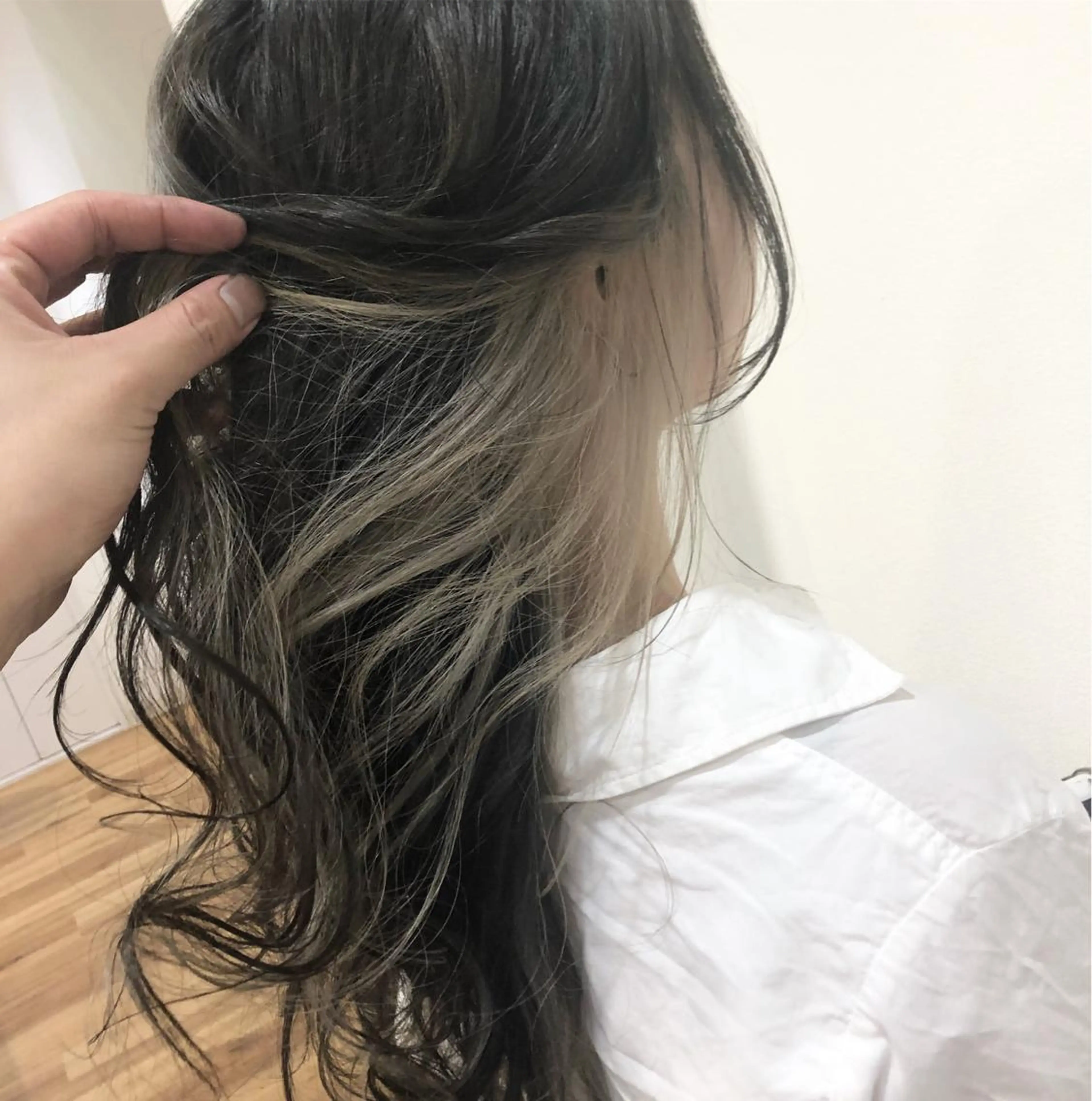 セミロング カラー ベージュカラー ブリーチ インナーカラー ホワイトベージュ カット ヘアカラー Le/a谷町 野上幹太のヘアスタイル