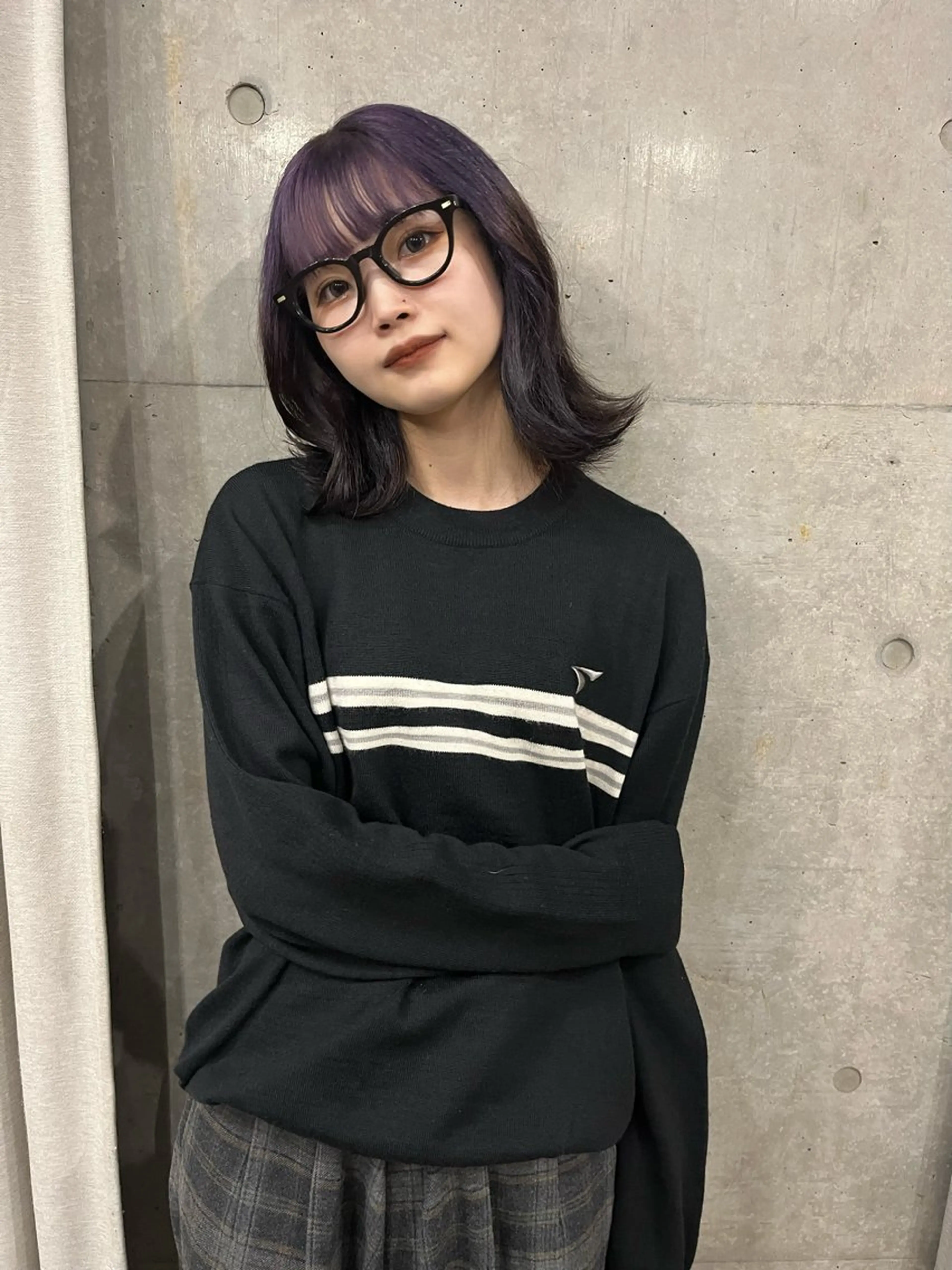 セミロング カラー 曲がる縮毛矯正 センターパートのヘアスタイル