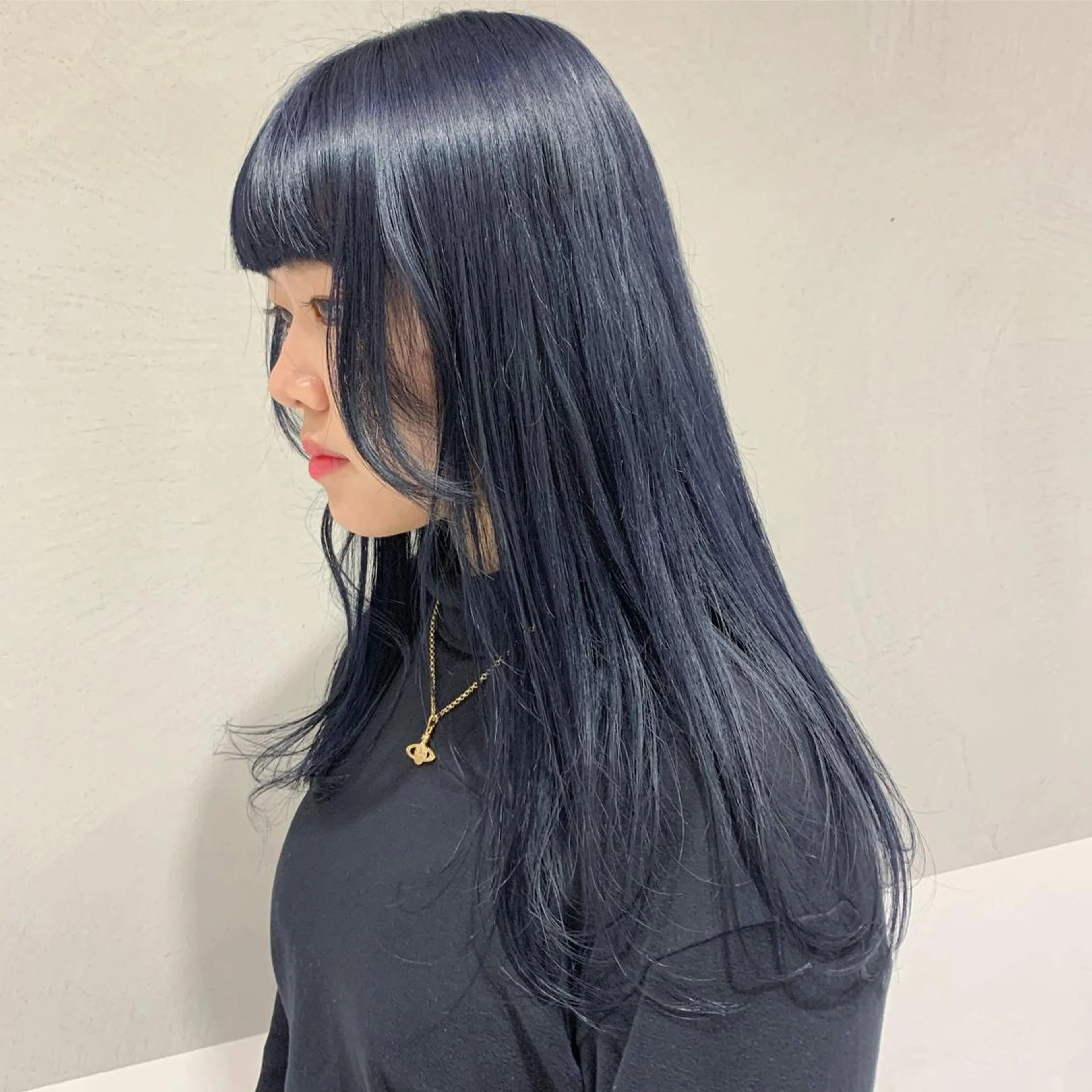 ロング カラー ブリーチ ネイビーカラー minami🪷 暖色カラーのヘアスタイル