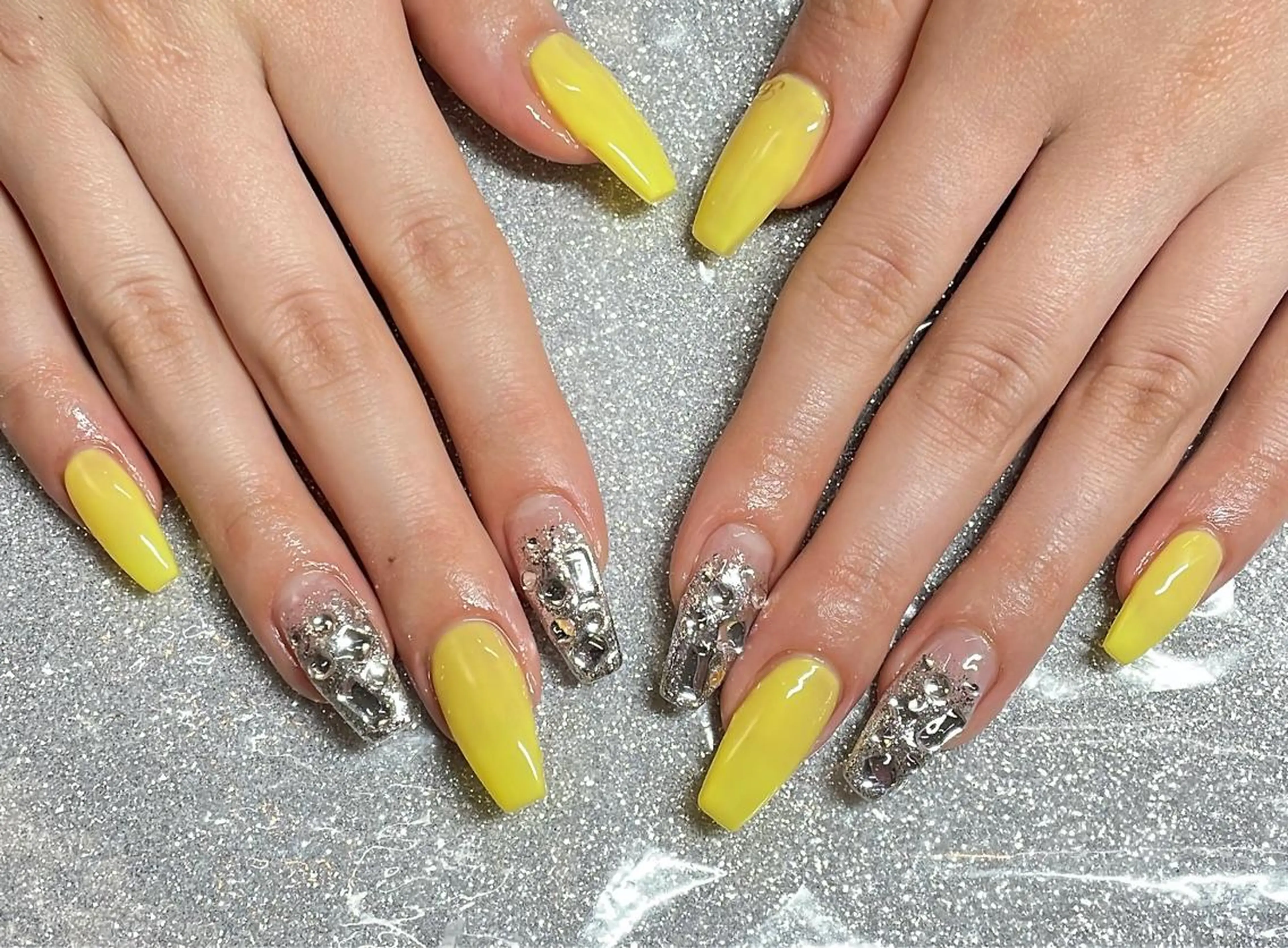 ネイル ハンドネイル VIERU 🌈🎀💖のネイルデザイン