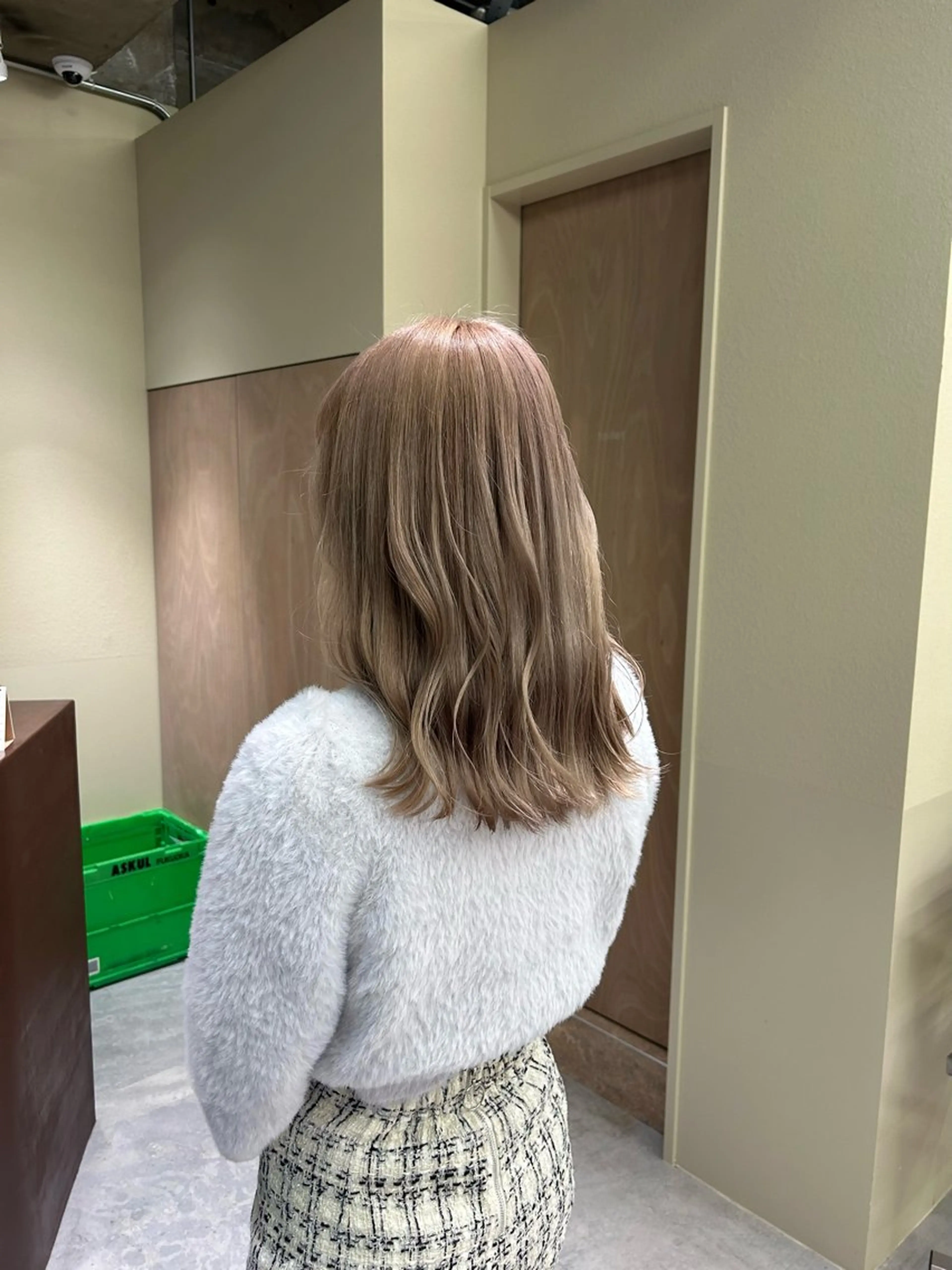 セミロング カラー 寺澤 花梨のヘアスタイル