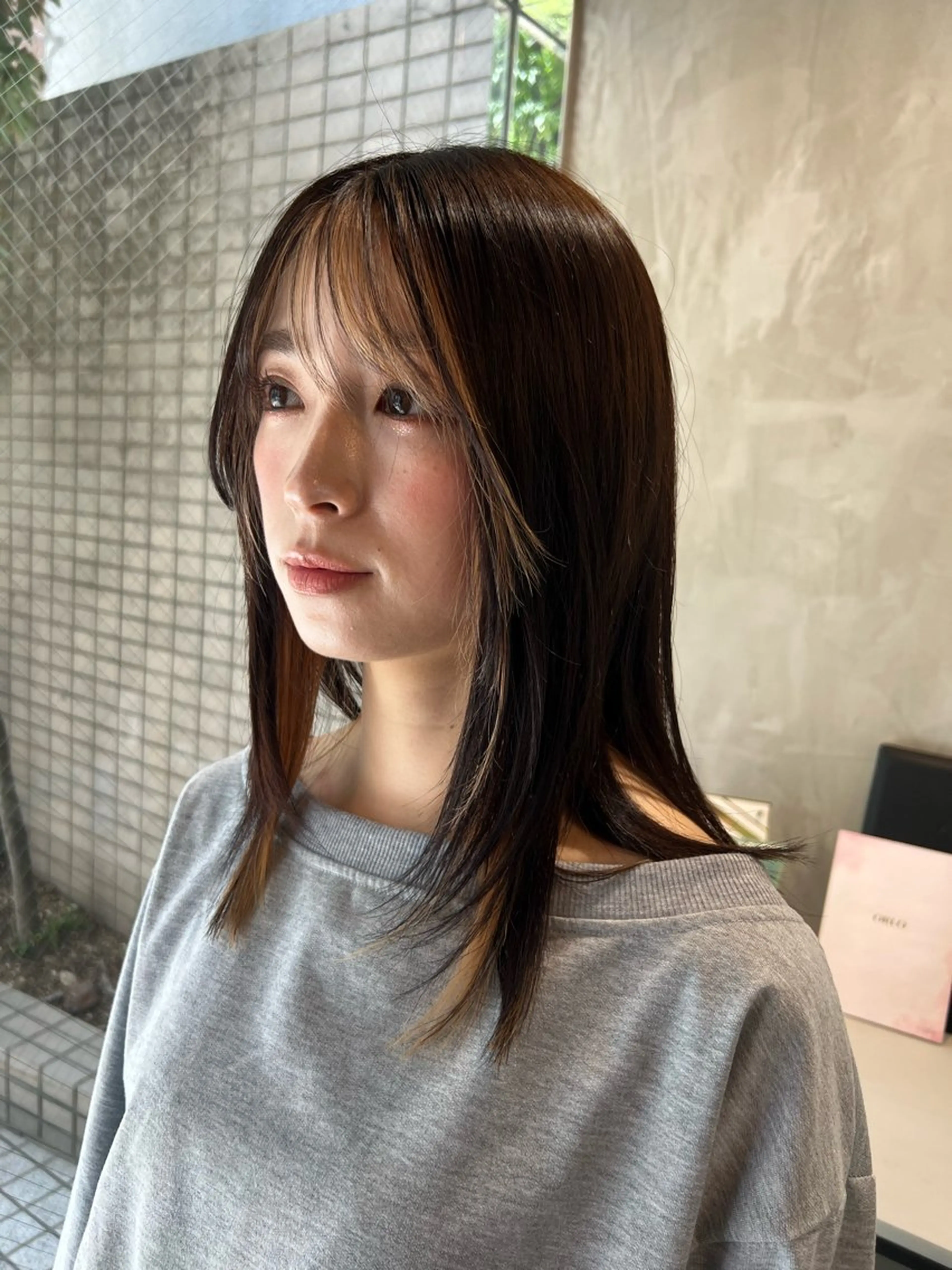 カラー 黒髪 インナーカラー オレンジ ヘアカラー 菰田 愛輝のヘアスタイル