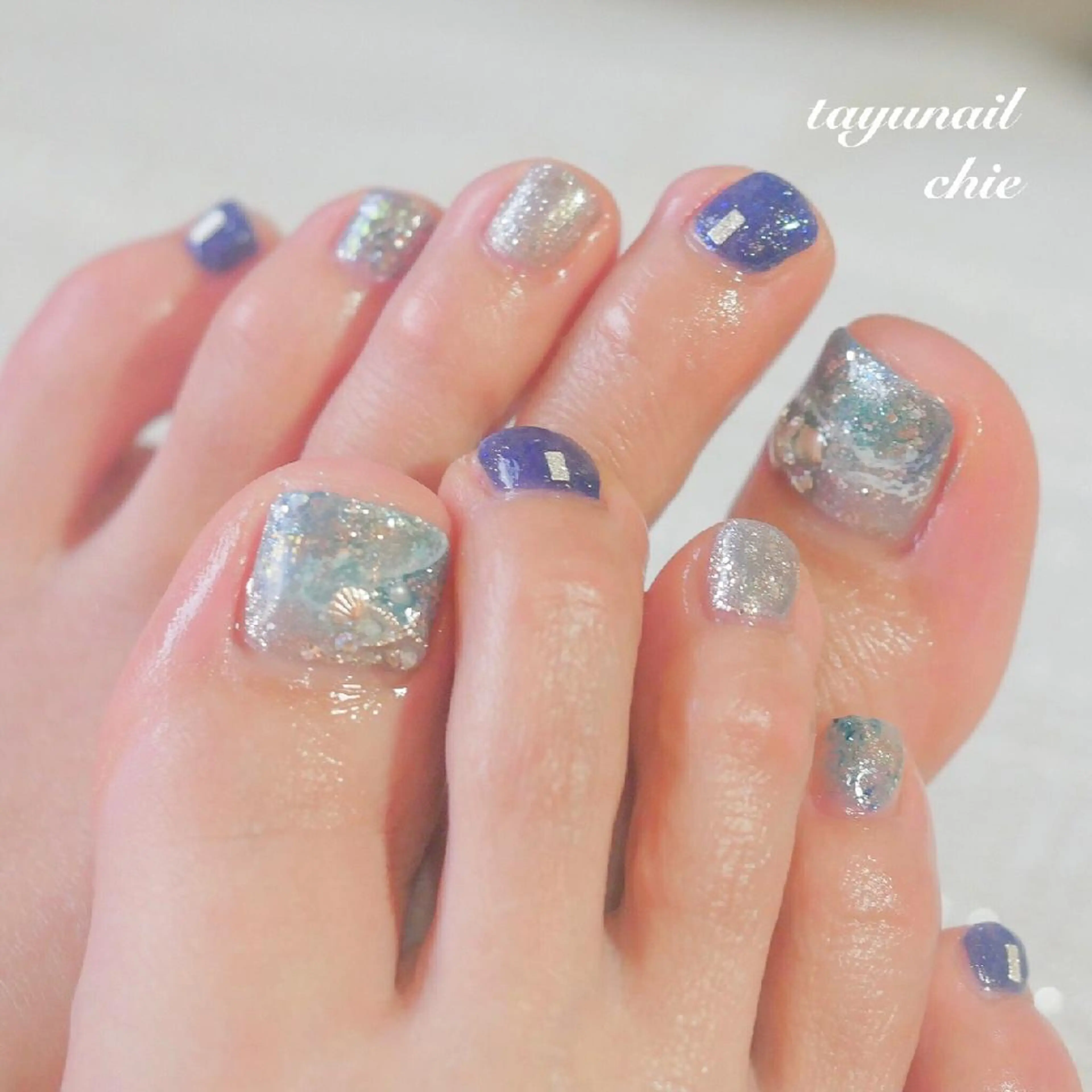 ネイル ブルー フットネイル ジェルネイル キラキラネイル パラジェル ネイルサロン 【たゆnail】のネイルデザイン