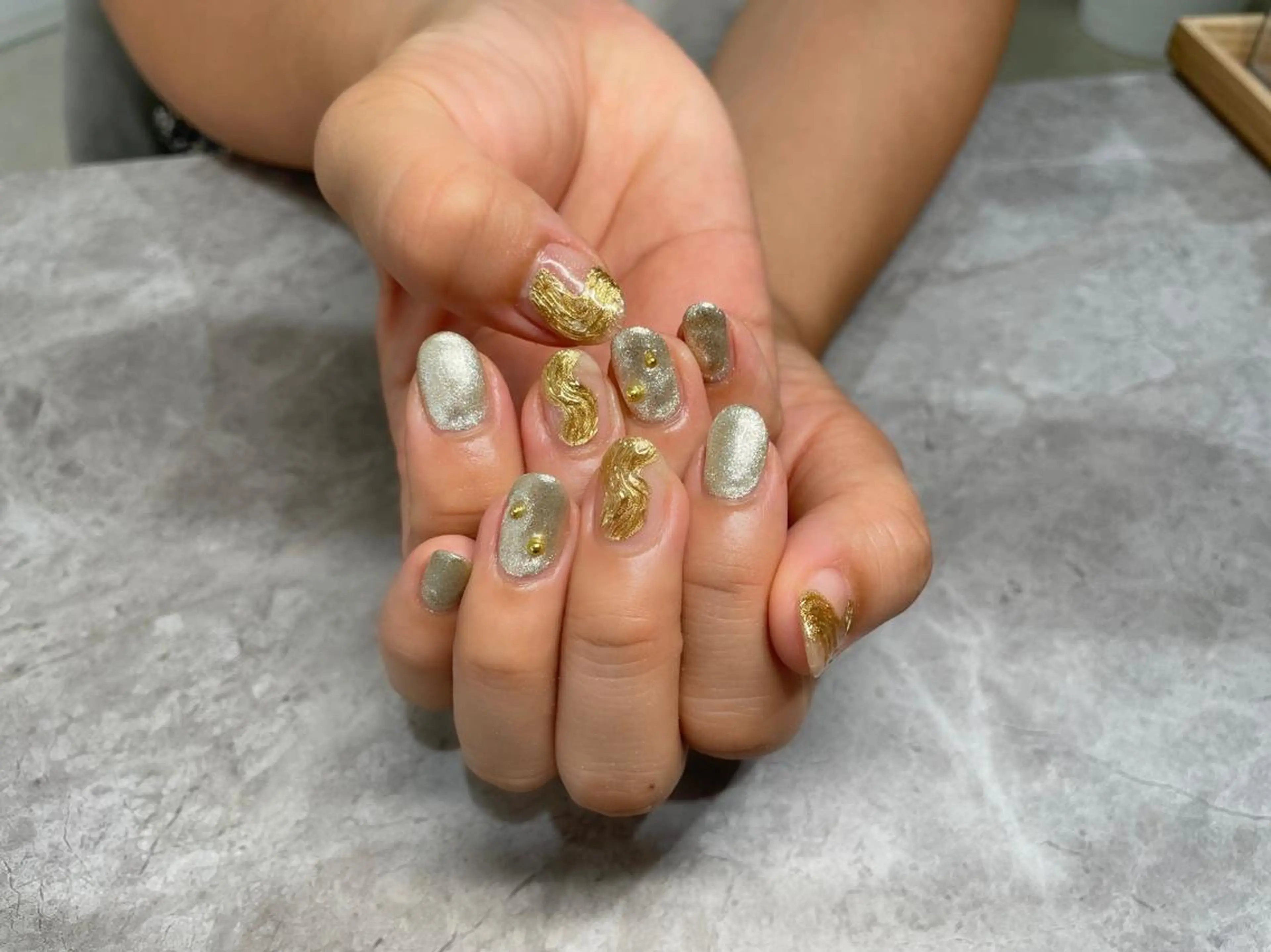 ネイル ゴールド ラメ(グリッター) ミラーネイル Nail Salon Lindaのネイルデザイン