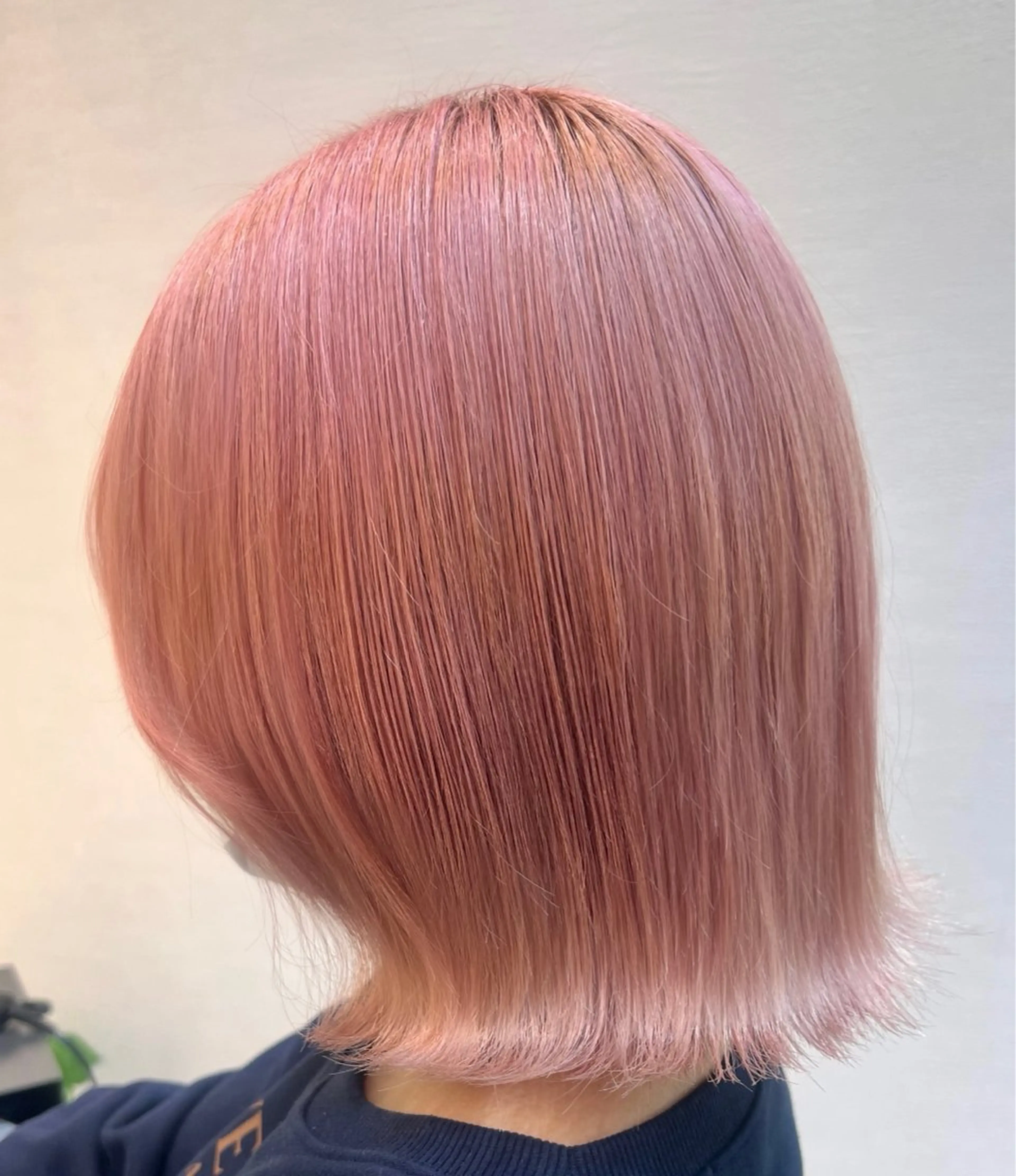 ショート カラー ピンクカラー ボブ 外ハネヘア ヘアカラー ハイトーン💗ピンク 🛼ベージュ🍀のヘアスタイル