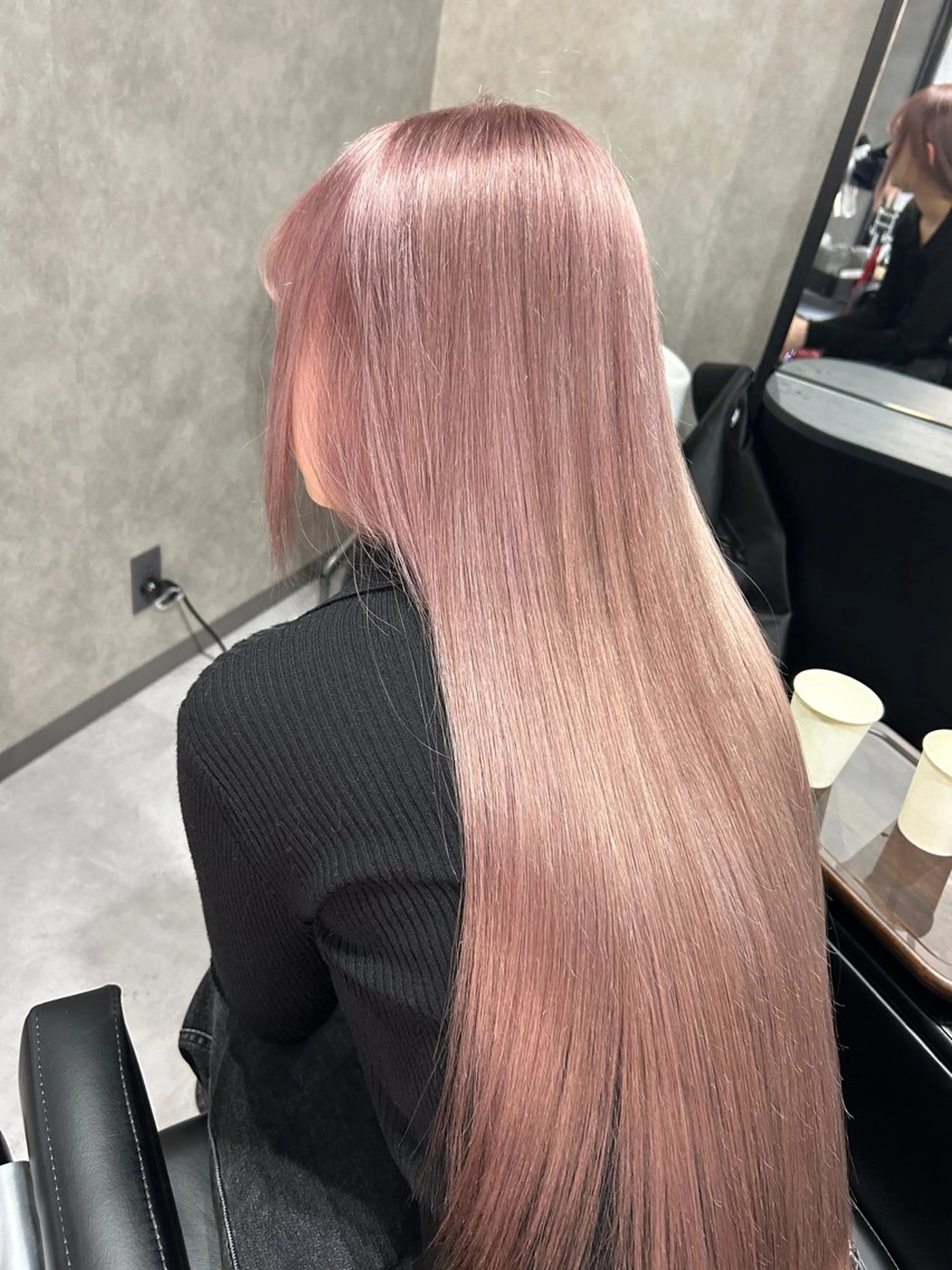 ロング カラー ベージュカラー ピンクカラー ピンクベージュ Eru.所属・艶髪／ハイトーン ブリーチ／髪質改善のヘアスタイル